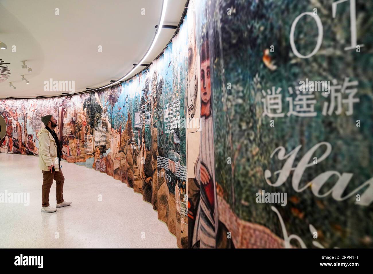 200219 -- NEW YORK, 19 febbraio 2020 -- Un visitatore partecipa all'anteprima mediatica della mostra Countryside, The Future al Guggenheim Museum di New York, negli Stati Uniti, il 19 febbraio 2020. La mostra, che durerà dal 20 febbraio al 14 agosto di quest'anno, contesta il presupposto che sia inevitabile una crescente urbanizzazione, esplorando cambiamenti radicali nei territori rurali, remoti e selvaggi collettivamente identificati come campagna. U.S.-NEW YORK-GUGGENHEIM MUSEUM-EXHIBITION WANGXYING PUBLICATIONXNOTXINXCHN Foto Stock