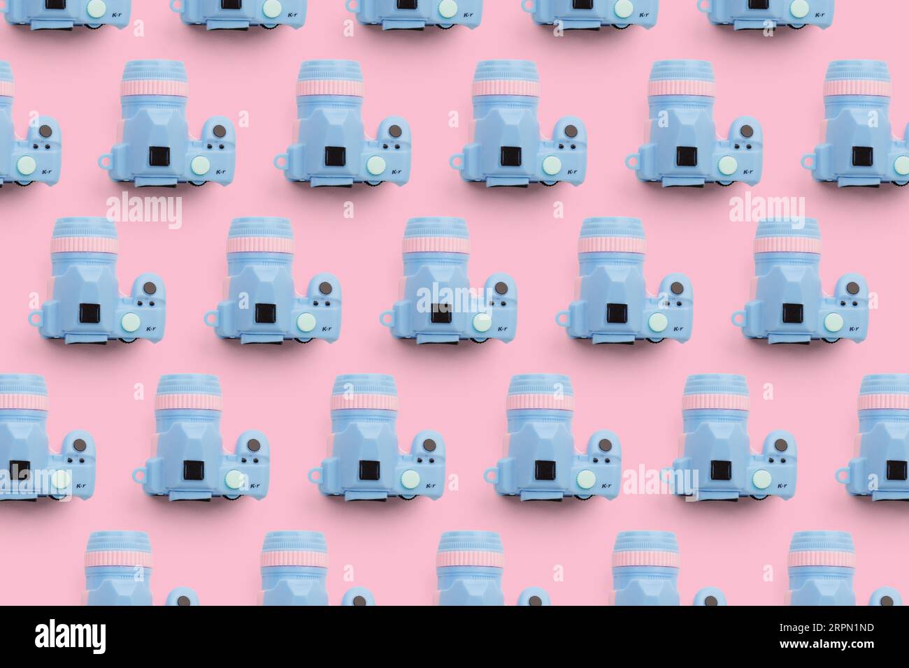 Pattern con fotocamera su sfondo color pastello, vista dall'alto Foto Stock