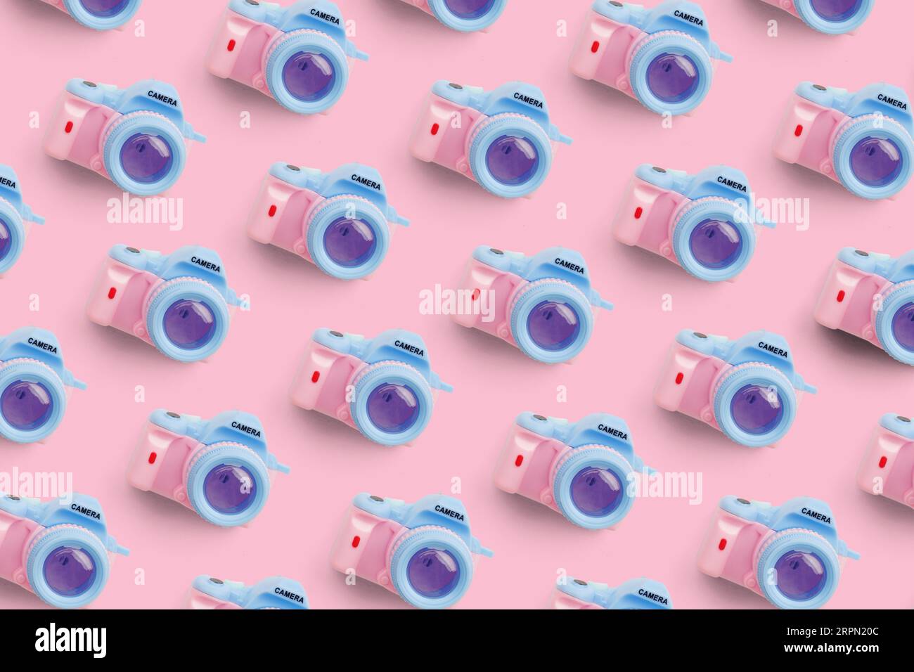 Pattern con fotocamera su sfondo color pastello, vista dall'alto Foto Stock