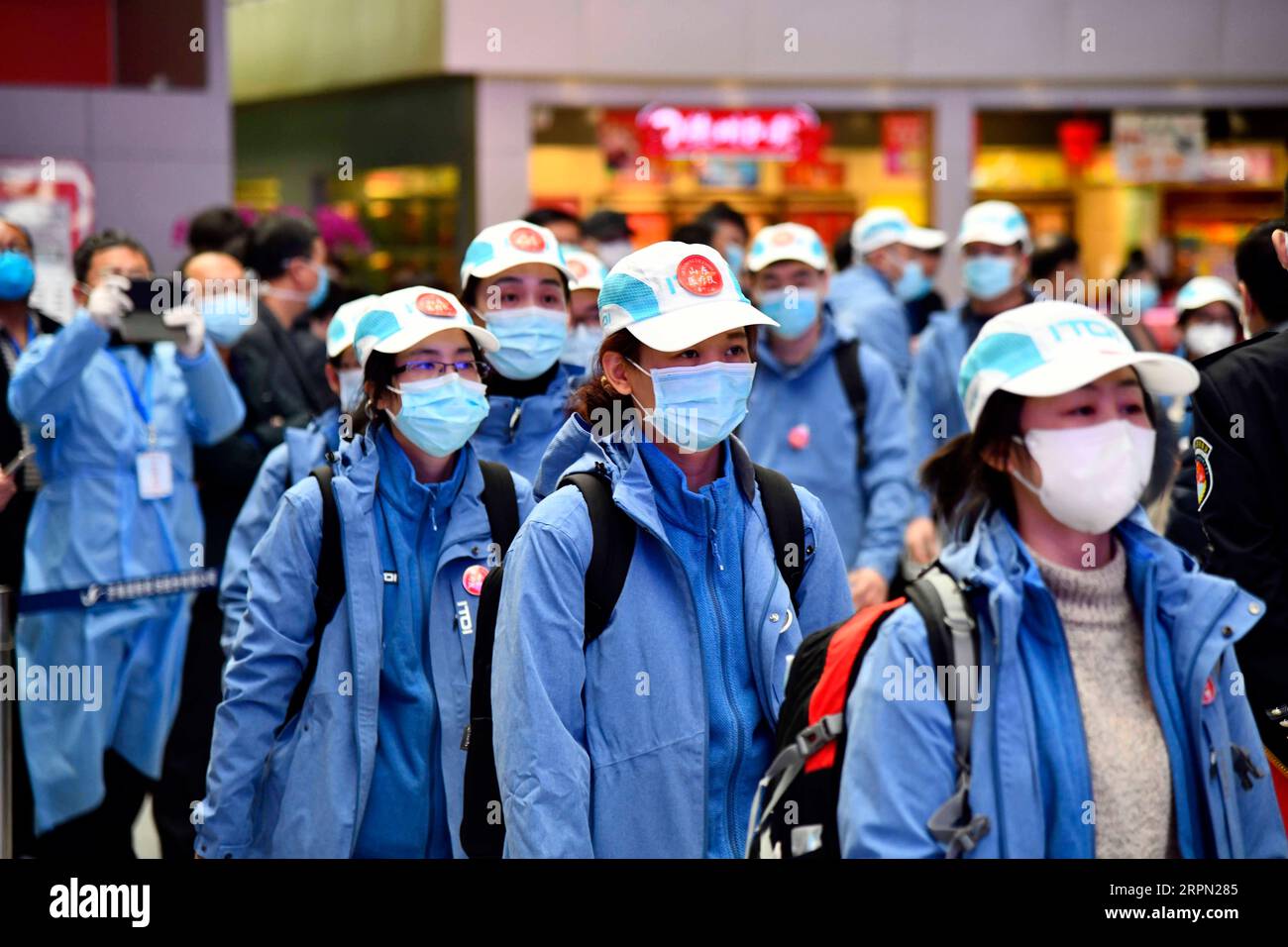 200220 -- JINAN, 20 febbraio 2020 -- i membri del team medico si preparano a salire a bordo del volo per la provincia di Hubei presso l'aeroporto internazionale Yaoqiang a Jinan, nella provincia dello Shandong della Cina orientale, 20 febbraio 2020. Il dodicesimo lotto di 170 personale medico da Shandong è partito giovedì a Hubei per aiutare i nuovi sforzi di controllo del coronavirus lì. CHINA-SHANDONG-JINAN-NCP-MEDICAL TEAM-AID CN GUOXXULEI PUBLICATIONXNOTXINXCHN Foto Stock