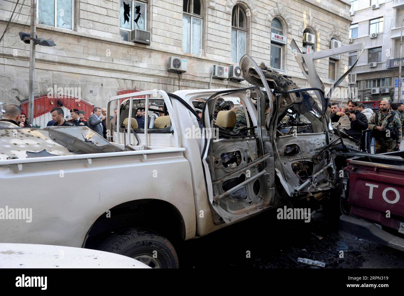 200220 -- DAMASCO, 20 febbraio 2020 -- Un pick-up danneggiato è stato visto nella zona di Marjeh a Damasco, Siria, il 20 febbraio 2020. Giovedì scorso, l'agenzia di stampa statale sana ha riportato un ordigno esplosivo che ha attraversato un pick-up nel cuore della capitale Damasco. Foto di /Xinhua SYRIA-DAMASCO-EXPLOSION AmmarxSafarjalani PUBLICATIONxNOTxINxCHN Foto Stock