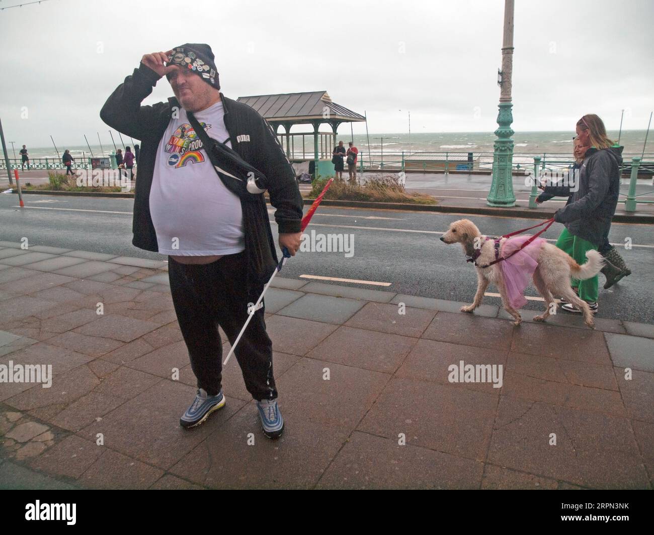 Una giornata bagnata sul lungomare per il Brighton Pride 2023 Foto Stock