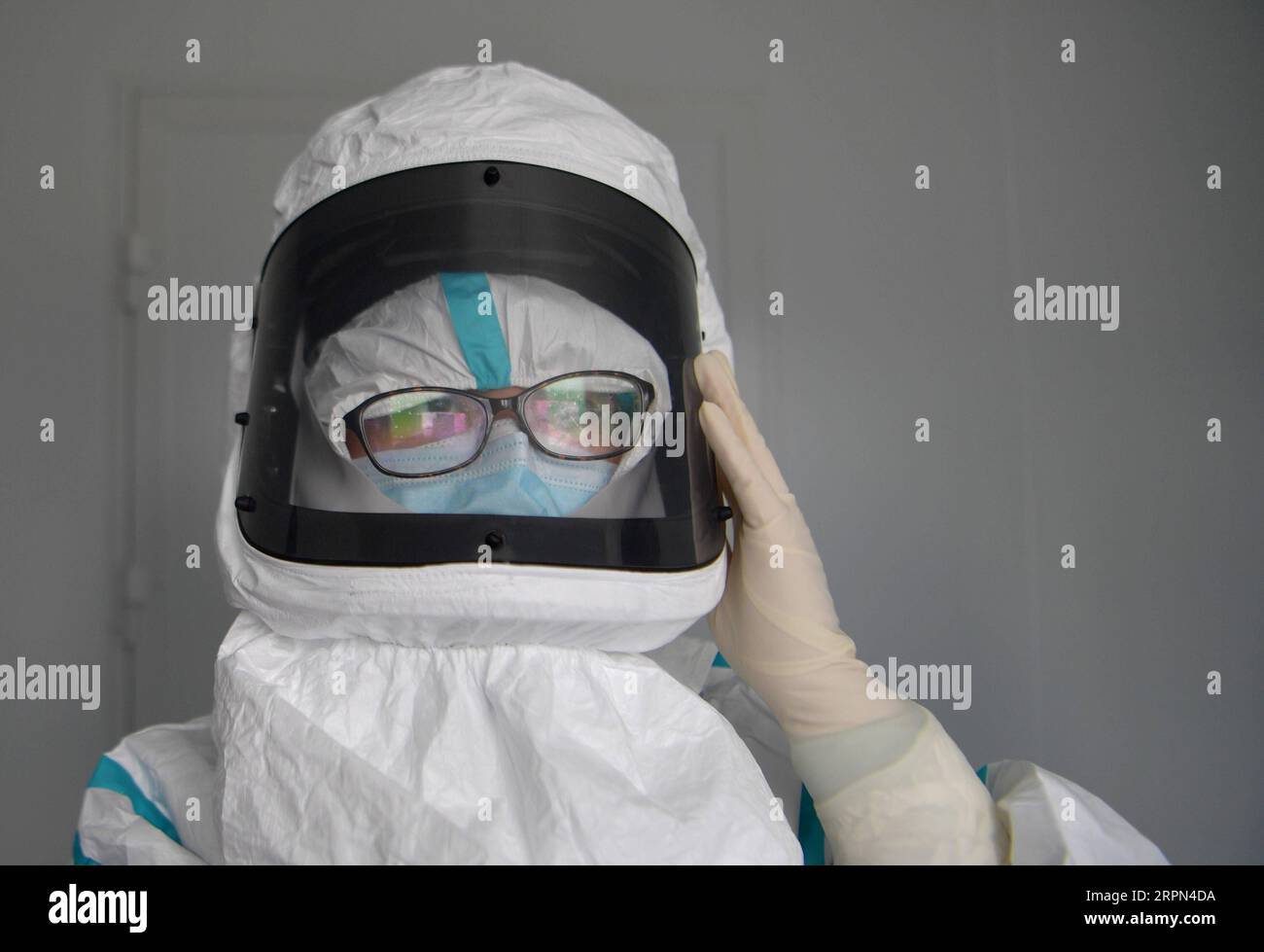 200222 -- ENSHI, 22 febbraio 2020 -- membro del team medico Xiong SUPing di Tianjin indossa tuta protettiva a Enshi, provincia di Hubei, Cina centrale, 21 febbraio 2020. Gli esperti Xiong SUPing e Gao Rui di Tianjin sono stati al Centro Enshi per il controllo e la prevenzione delle malattie dal 13 febbraio per fornire indicazioni ai membri del personale di un laboratorio di nuova costruzione. Il laboratorio sta per offrire un supporto tecnologico per prevenire e controllare la nuova epidemia di coronavirus. Foto di /Xinhua CHINA-HUBEI-ENSHI-NCP-EXPERTS CN YangxShunpi PUBLICATIONxNOTxINxCHN Foto Stock