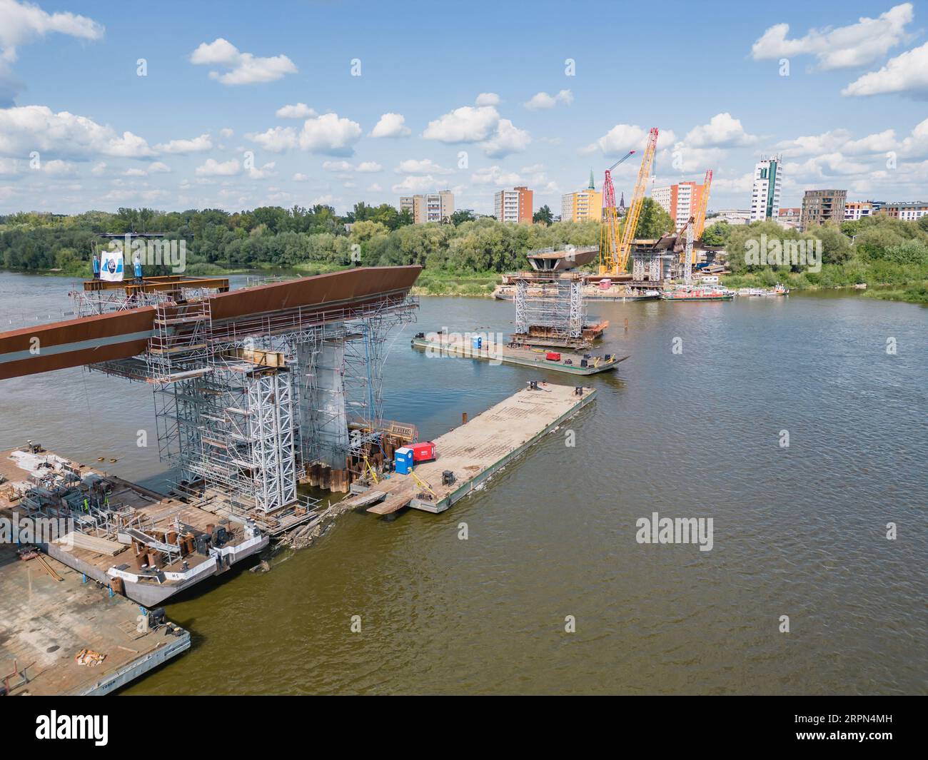 Cantiere di un ponte pedonale e ciclabile sul fiume Vistola a Varsavia, che collega Powisle e la Vecchia Praga, Polonia Foto Stock