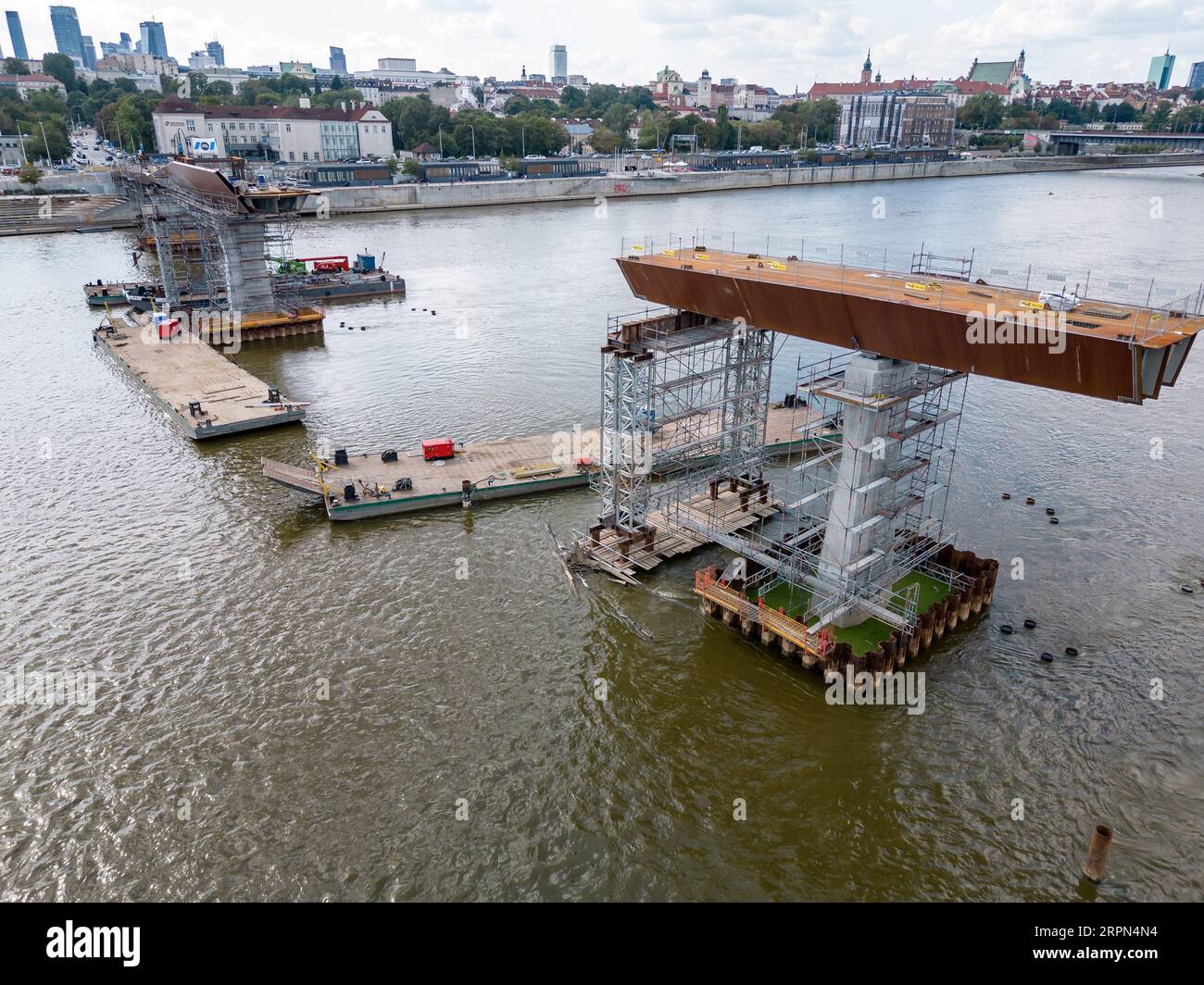 Cantiere di un ponte pedonale e ciclabile sul fiume Vistola a Varsavia, che collega Powisle e la Vecchia Praga, Polonia Foto Stock