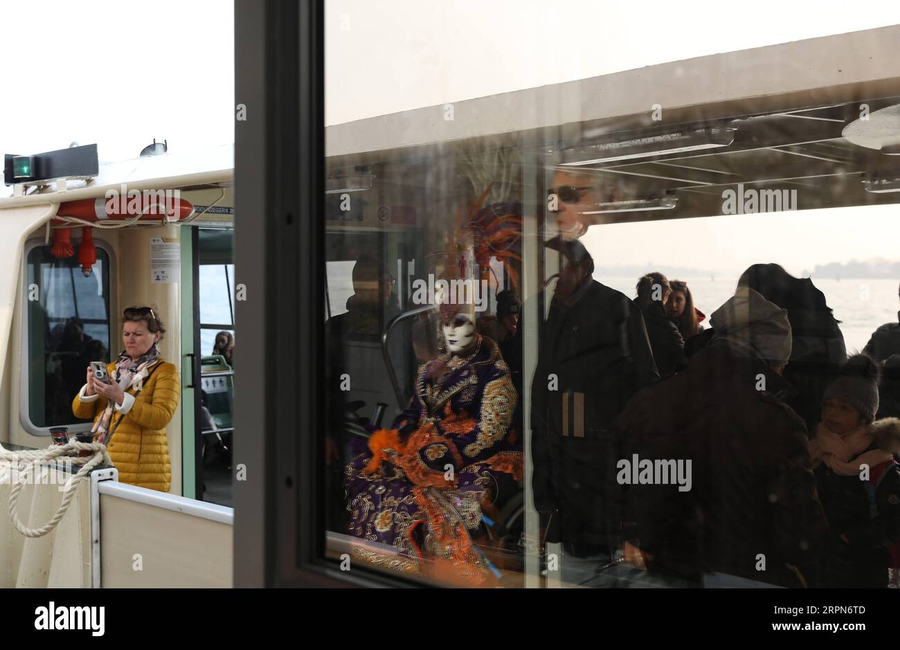 200224 -- VENEZIA, 24 febbraio 2020 -- Una donna in abito carnevalesco prende una barca a Venezia, in Italia, 23 febbraio 2020. Un totale di 152 persone sono risultate positive al COVID-19 in Italia, tra cui tre morti e un recupero, ha detto Angelo Borrelli, capo del dipartimento di protezione civile del paese, domenica. Il totale comprende 110 casi nella regione settentrionale della Lombardia, 21 nella regione nord-orientale del Veneto e 9 nella regione nord-romagnola, ha affermato Borrelli in una conferenza stampa televisiva, aggiungendo che un ricercatore italiano ha compiuto un pieno recupero. ITALIA-VENEZIA-CORONAVIRUS-CONFERMATO CA Foto Stock