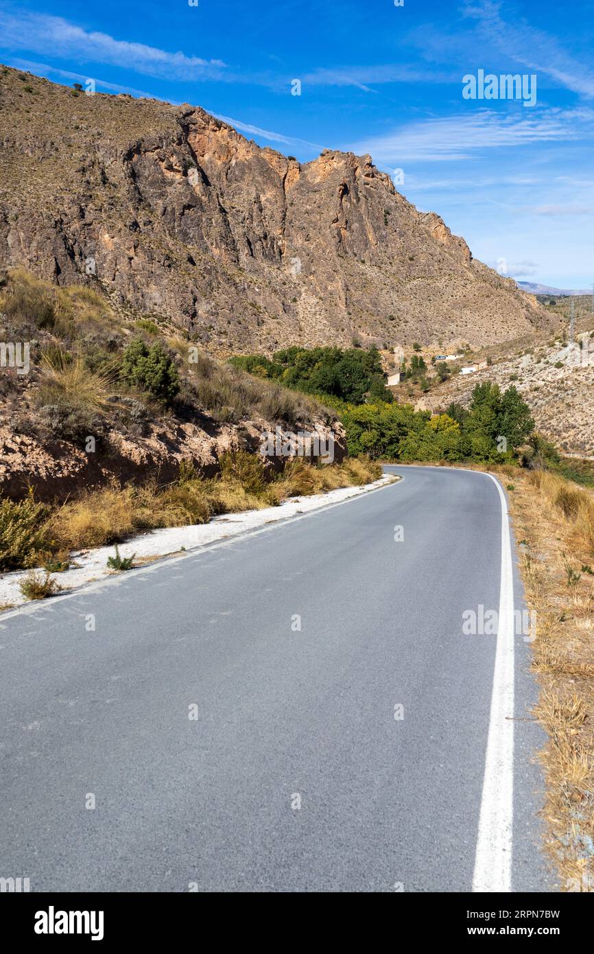 Strada nella campagna spagnola della montagna Andalucía Foto Stock