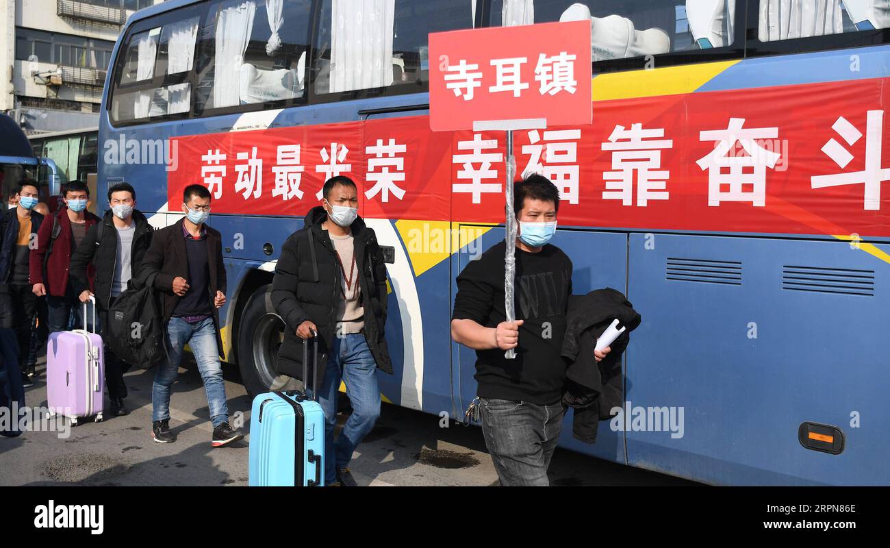 200224 -- XI AN, 24 febbraio 2020 -- lavoratori migranti della contea di Luonan scendere dall'autobus e camminare fino alla stazione ferroviaria di Xi An a Xi An, provincia dello Shaanxi della Cina nord-occidentale, 24 febbraio 2020. Un totale di 951 lavoratori migranti dalla contea di Luonan lunedì hanno preso il treno speciale per riprendere il lavoro nella regione del delta del fiume Yangtze. CHINA-XI AN-SPECIALE LAVORATORE FERROVIARIO MIGRANTE CN TAOXMING PUBLICATIONXNOTXINXCHN Foto Stock