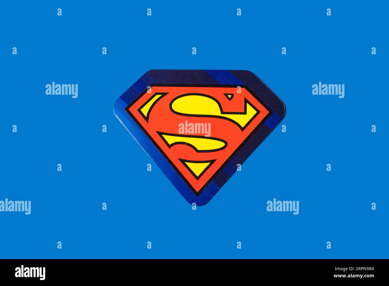 DC Comics Superman Superhero logo su sfondo blu. Concetto di supereroi, fumetti, logo, marchio, business e universo Foto Stock