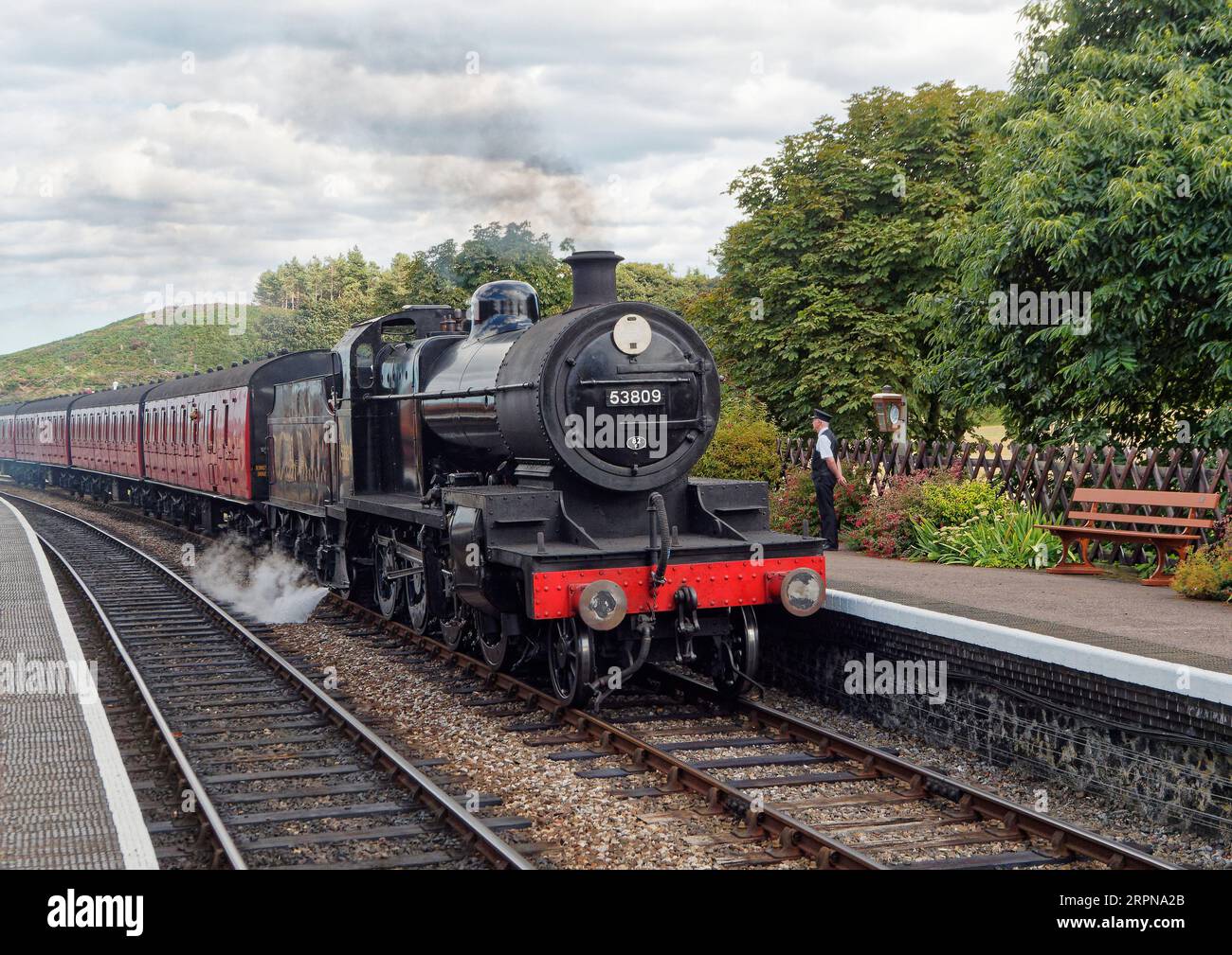 Il treno a vapore trasportato dalla locomotiva S&D 2-8-0 raggiunge la stazione di Weybourne sulla North Norfolk Railway con il treno per Holt. Foto Stock