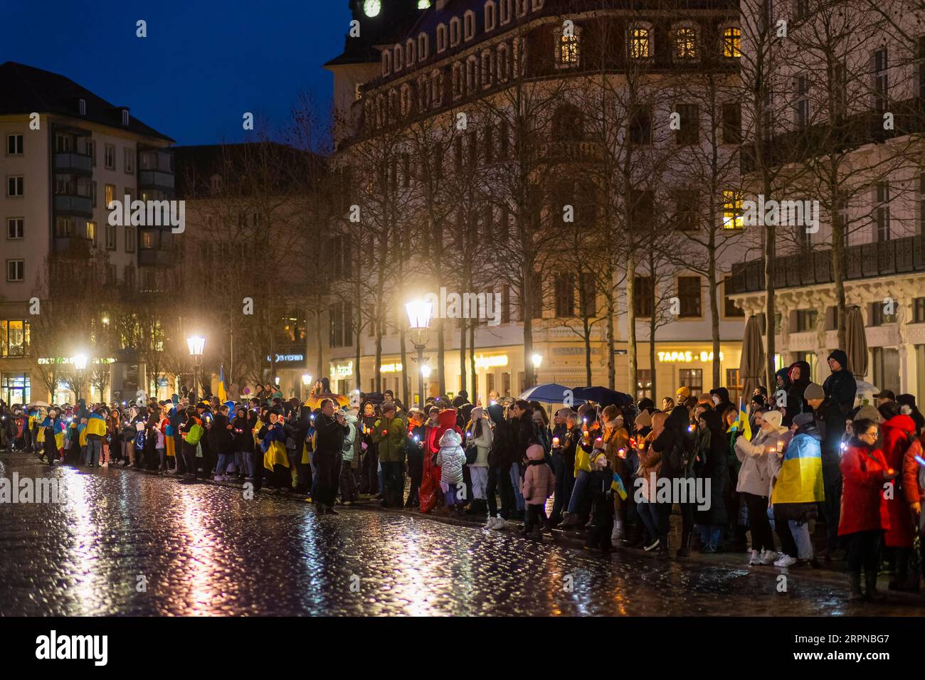 Nel primo anniversario dell'invasione russa dell'Ucraina, si è svolta una grande manifestazione di solidarietà di Dresda con numerosi rifugiati ucraini Foto Stock