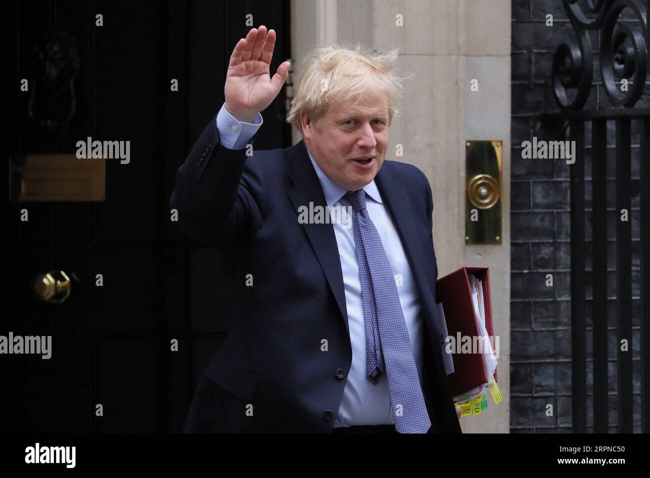 200226 -- LONDRA, 26 febbraio 2020 -- il primo ministro britannico Boris Johnson lascia 10 Downing Street per le domande del primo ministro, a Londra, in Gran Bretagna, 26 febbraio 2020. Johnson ha annunciato mercoledì un'importante revisione dell'approccio post-Brexit del paese alla difesa, alla sicurezza e allo sviluppo internazionale, che definirà e revisionerà il posto della Gran Bretagna nel mondo. Descritta come la più grande revisione della politica estera, di difesa, di sicurezza e di sviluppo della Gran Bretagna dalla fine della guerra fredda, essa coprirà tutti gli aspetti del posto della Gran Bretagna nel mondo, dal servizio diplomatico e dall'approccio del paese a d Foto Stock