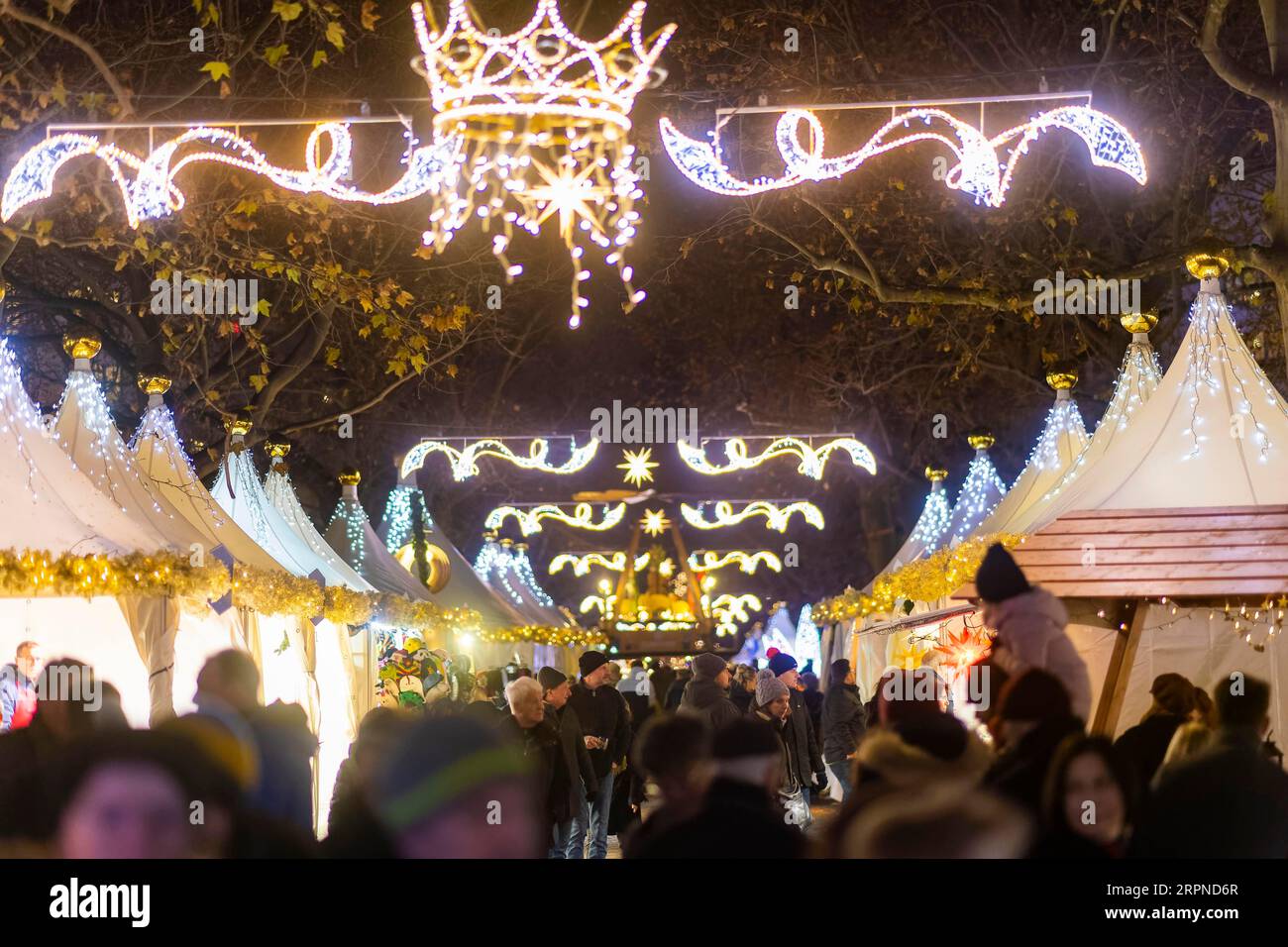 Neustaedter Markt è sede di uno dei mercatini di Natale alternativi di Dresda Foto Stock