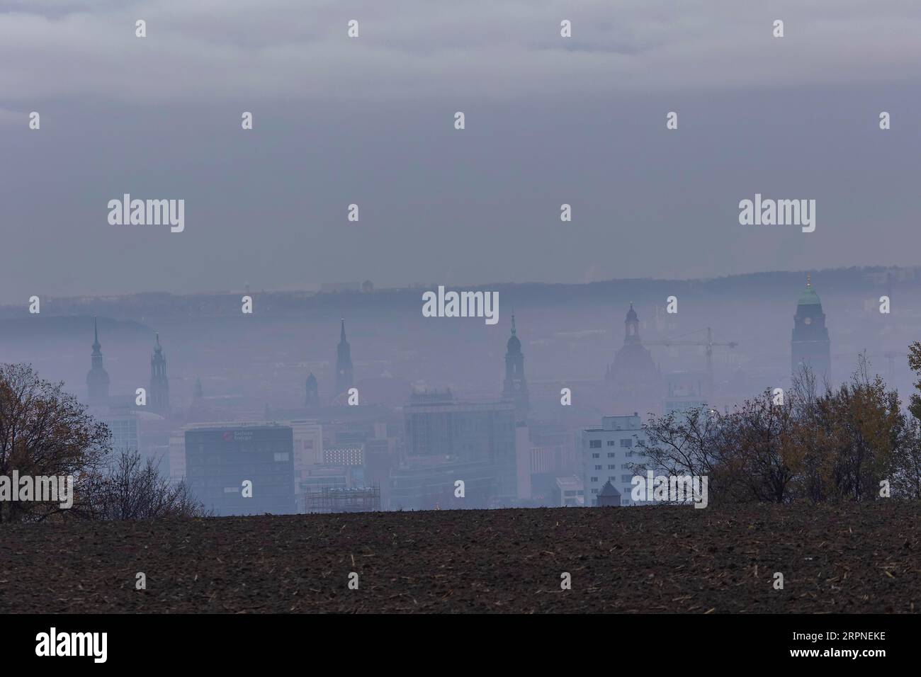 Vista dal Suedhoehe di Dresda del centro città con le sue torri che affondano nella nebbia Foto Stock