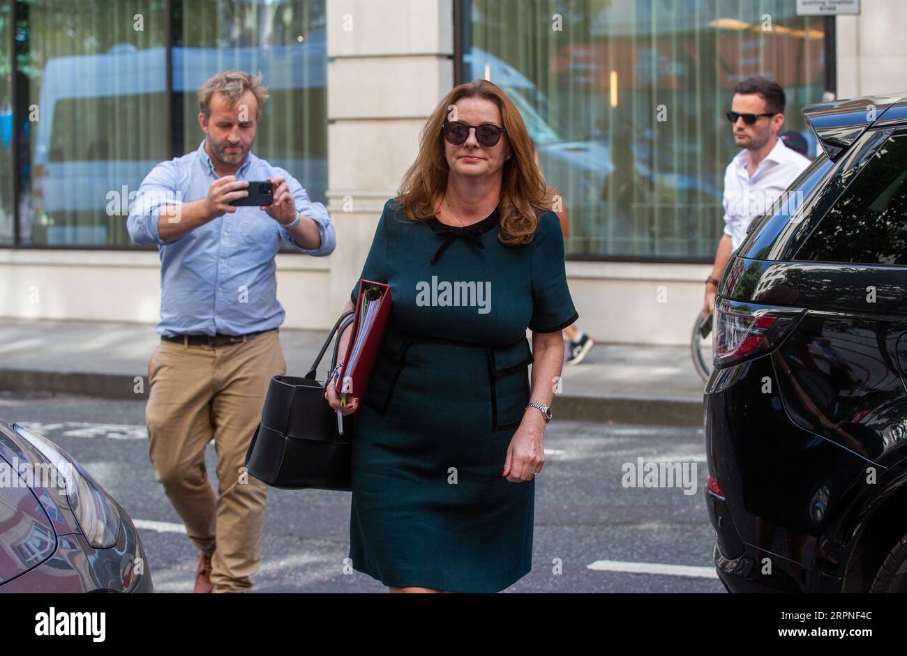 Londra, Regno Unito. 05 settembre 2023. Gillian Keegan, Segretario di Stato per l'istruzione, è visto arrivare alla BBC prima di apparire su Jeremy Vine Show..Credit: Tayfun salci / Alamy Live News Foto Stock