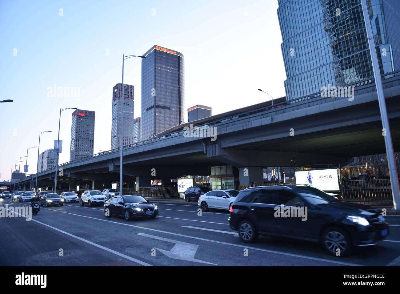 200228 -- PECHINO, 28 febbraio 2020 -- foto scattata il 17 febbraio 2020 mostra il traffico durante le ore di punta serali nel Central Business District di Pechino, capitale della Cina. Xinhua titoli: Pechino rafforza il controllo del coronavirus e ripristina con cautela la produzione ChenxZhonghao PUBLICATIONxNOTxINxCHN Foto Stock