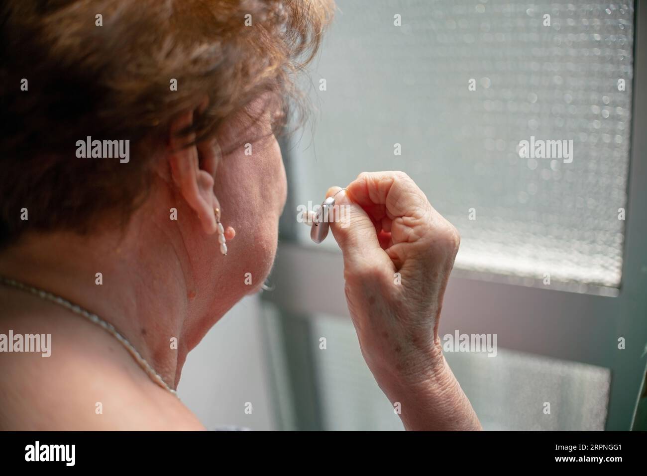 oggi la tecnologia aiuta a compensare la perdita dell'udito e l'assistenza sanitaria ha migliorato l'attenzione alle malattie dell'orecchio. Foto Stock