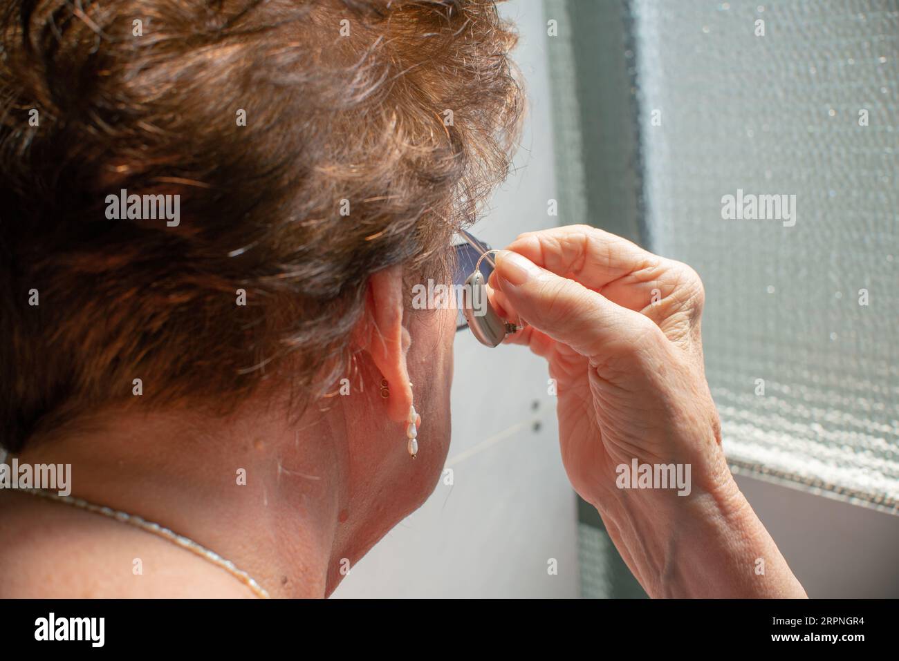 oggi la tecnologia aiuta a compensare la perdita dell'udito e l'assistenza sanitaria ha migliorato l'attenzione alle malattie dell'orecchio. Foto Stock