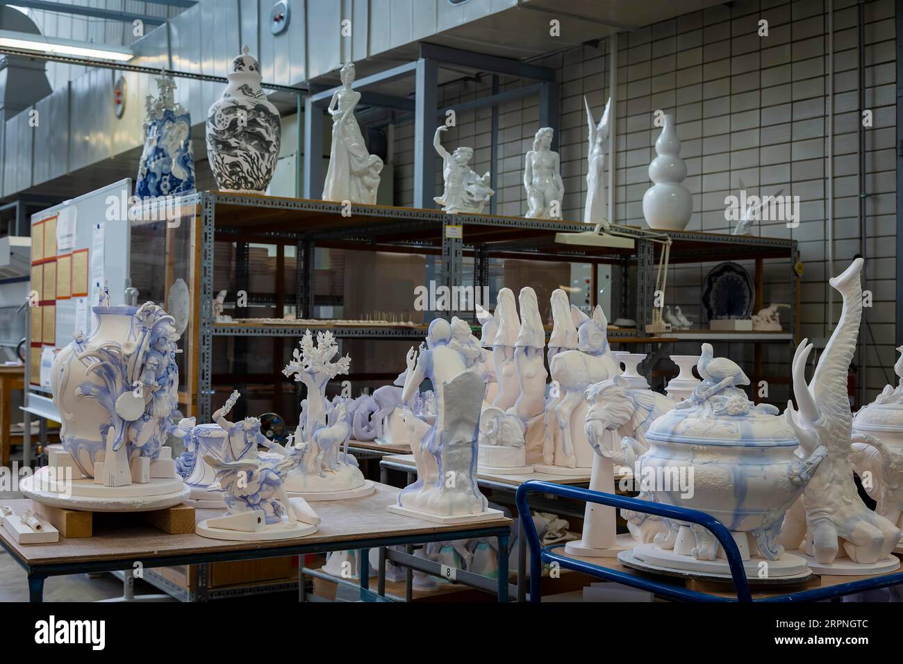 Meissen è la più antica manifattura di porcellana d'Europa e si è contraddistinta per l'artigianato unico sin dalla sua fondazione nel 1710. Forni con spazi vuoti Foto Stock