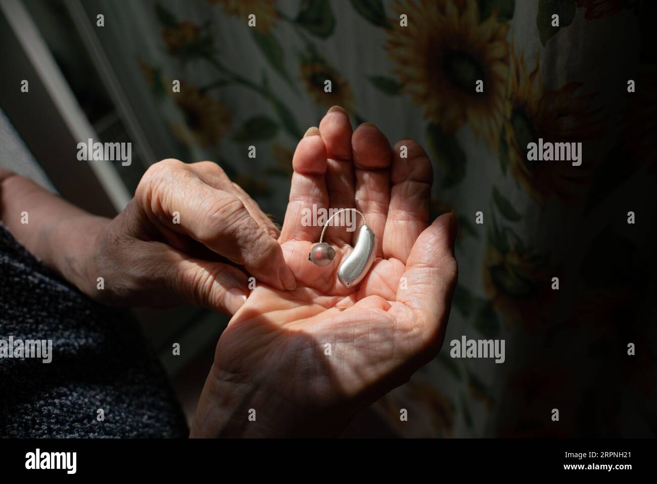 oggi la tecnologia aiuta a compensare la perdita dell'udito e l'assistenza sanitaria ha migliorato l'attenzione alle malattie dell'orecchio. Foto Stock