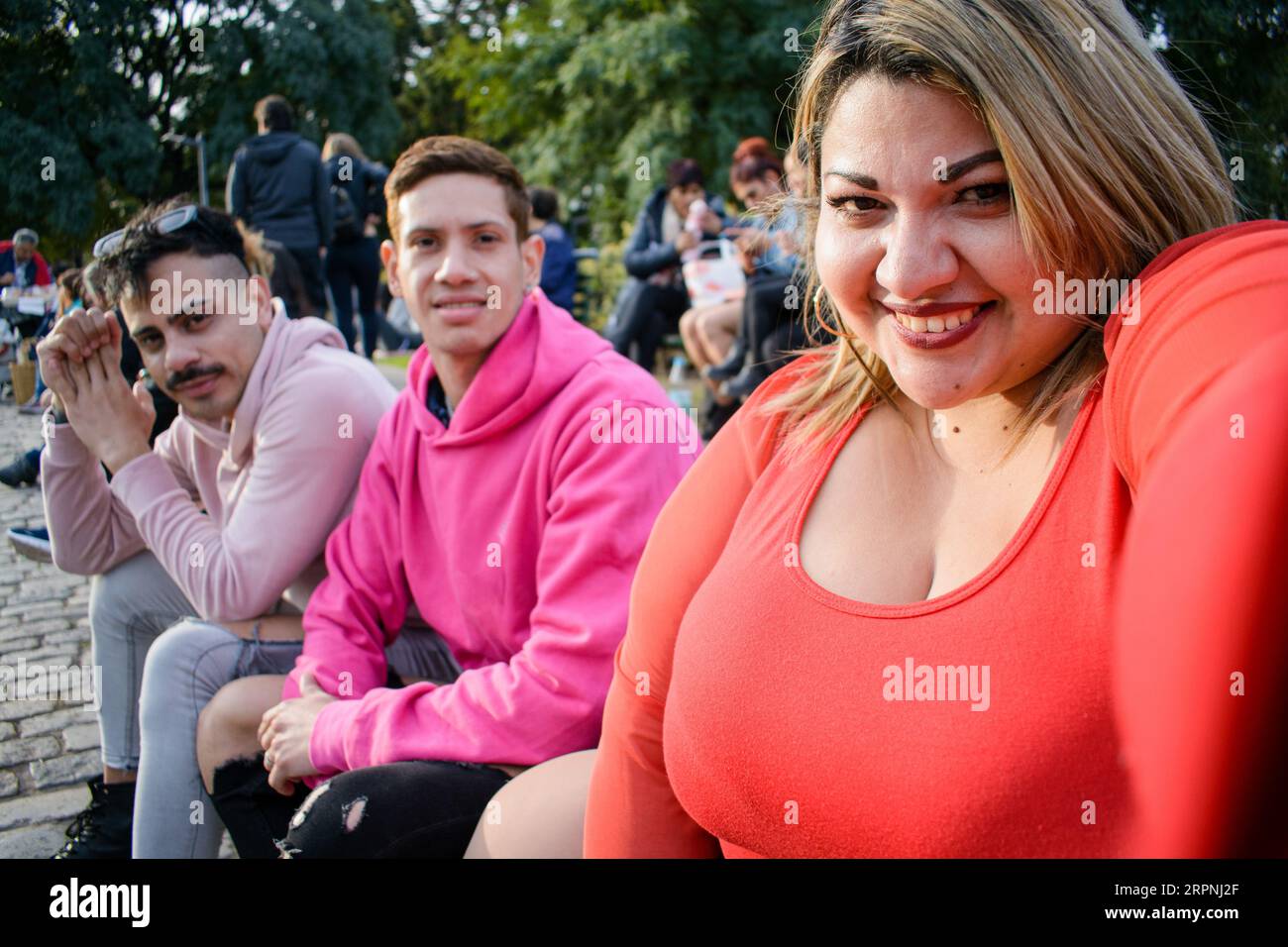 Ritratto selfie di tre giovani latini argentini, due uomini della comunità LGBT e una donna in taglia più che sorride e guarda la macchina fotografica Foto Stock