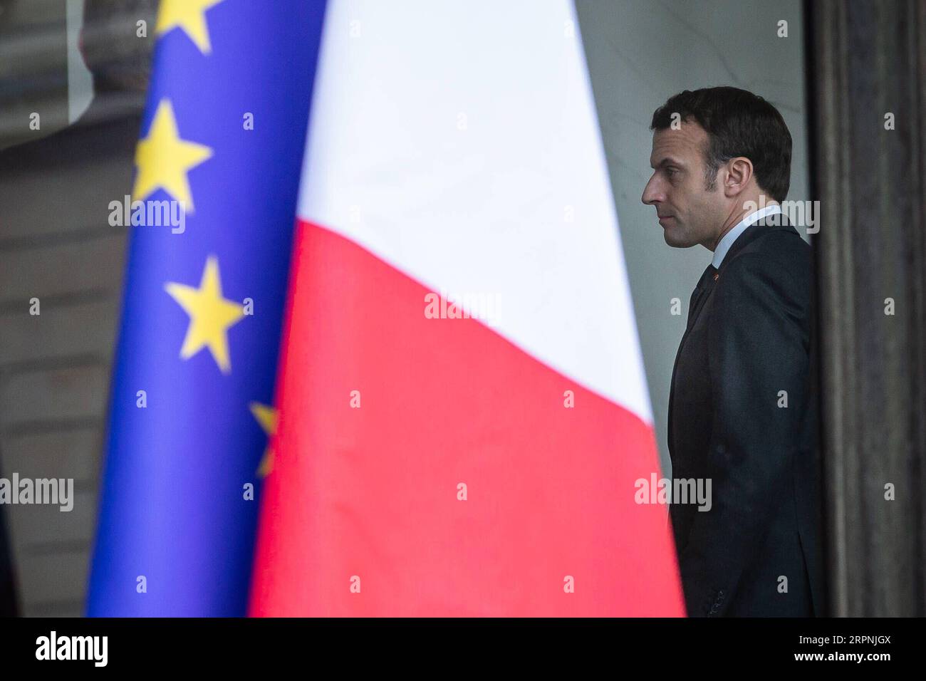 200229 -- PARIGI, 29 febbraio 2020 Xinhua -- il presidente francese Emmanuel Macron è visto prima di una riunione di gabinetto sul COVID-19 a Parigi, in Francia, il 29 febbraio 2020. La Francia ha confermato 73 casi di infezione da coronavirus entro sabato mezzogiorno e il governo ha deciso di imporre misure più severe per contenere la sua diffusione, ha annunciato il ministro della salute Olivier Veran. Foto di Aurelien Morissard/Xinhua FRANCE-PARIS-COVID-19-CONFIRMED CASES PUBLICATIONxNOTxINxCHN Foto Stock