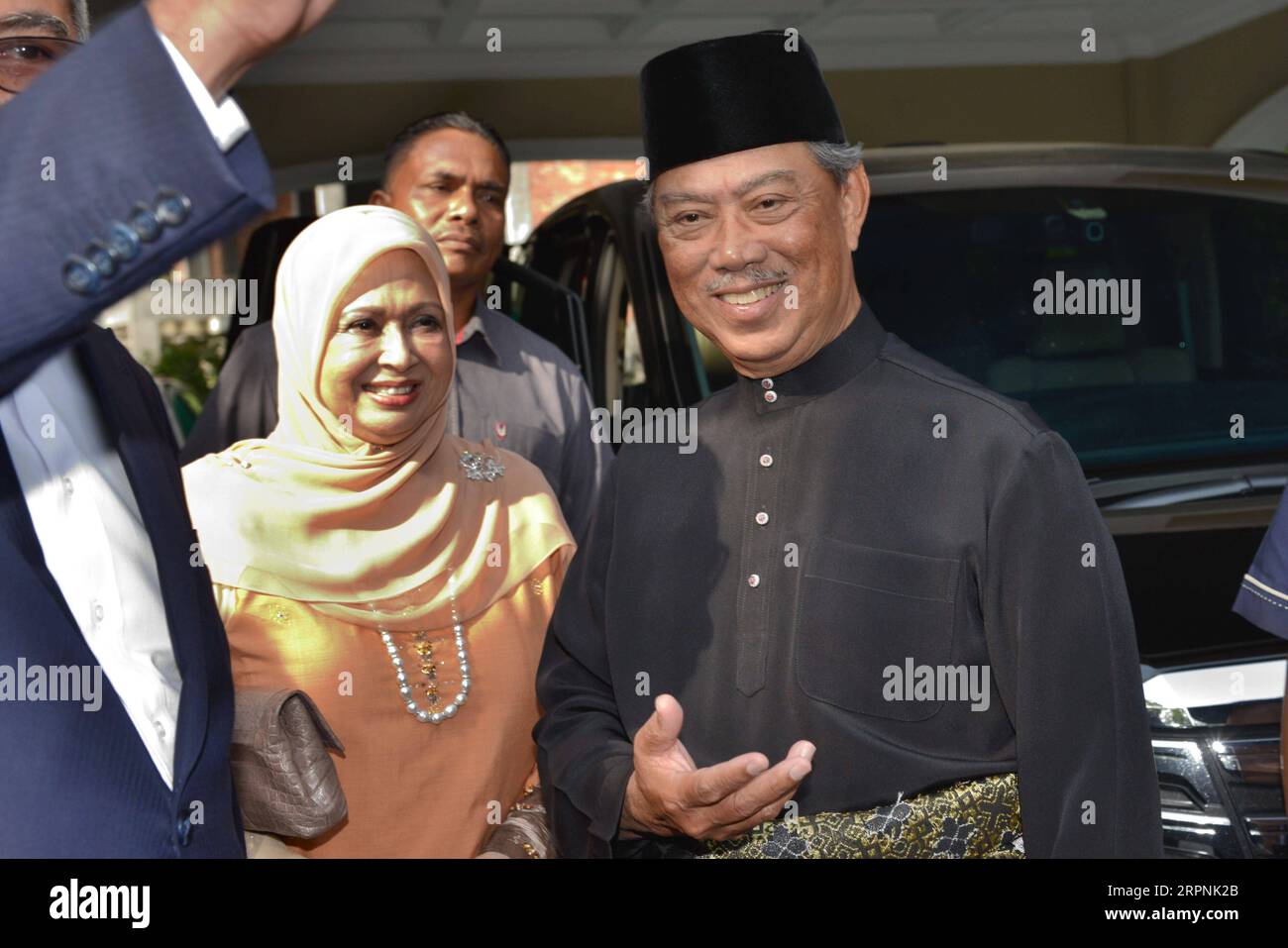 200301 -- KUALA LUMPUR, 1 marzo 2020 Xinhua -- Muhyiddin Yassin lascia la sua casa per la sua cerimonia giurata a Kuala Lumpur, Malesia, 1 marzo 2020. Muhyiddin Yassin, ex vice primo ministro, ha prestato giuramento domenica per diventare il nuovo primo ministro della Malesia. Xinhua/Chong Voon Chung MALAYSIA-KUALA LUMPUR-NUOVO PM-GIURATO IN PUBLICATIONxNOTxINxCHN Foto Stock