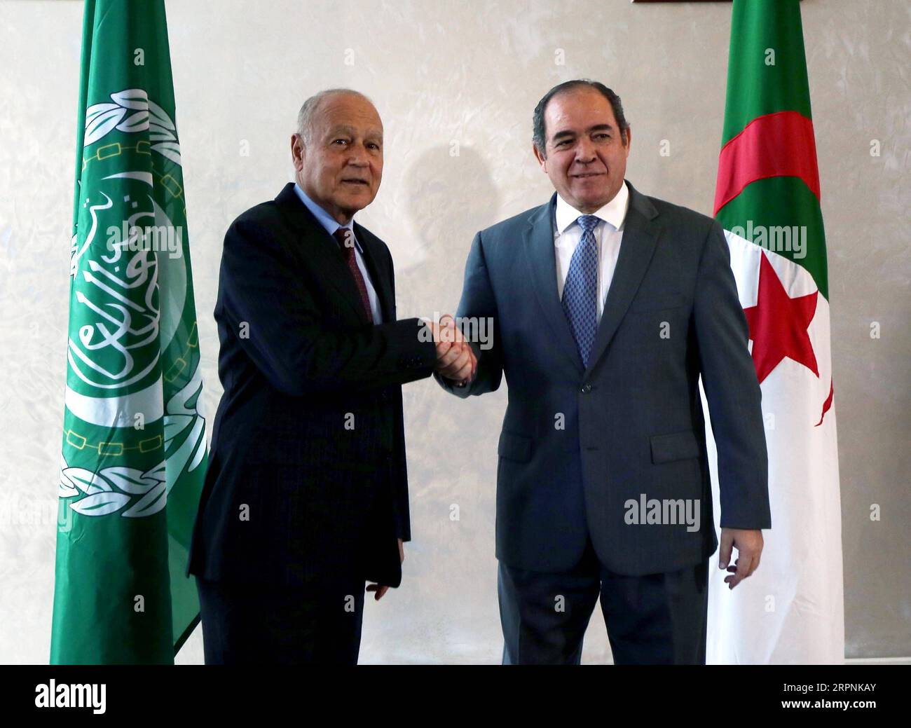 200301 -- ALGERI, 1 marzo 2020 Xinhua -- il ministro degli Esteri algerino Sabri Boukadoum R incontra il segretario generale Ahmed Aboul Gheit in visita ad Algeri, Algeria, 29 febbraio 2020. XINHUA ALGERIA-ALGERI-ALGERIA FM-AL-SEGRETARIO-ASSEMBLEA GENERALE PUBLICATIONXNOTXINXCHN Foto Stock