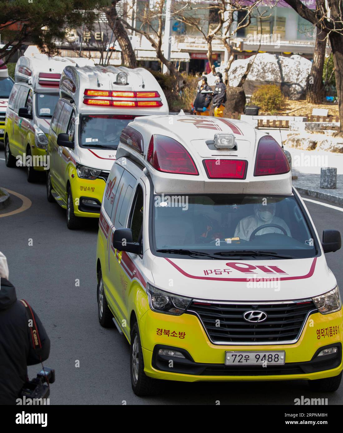 200302 -- DAEGU, 2 marzo 2020 -- ambulanze per il trasporto di pazienti COVID-19 sono stati visti a Daegu, Corea del Sud, 2 marzo 2020. Lunedì la Corea del Sud ha confermato altri 599 casi di COVID-19, portando il numero totale di infezioni a 4.335, e il numero di morti è avanzato a 26. Foto di Lee Sang-ho/Xinhua COREA DEL SUD DAEGU-COVID-19 CASI CONFERMATI WangxJingqiang PUBLICATIONxNOTxINxCHN Foto Stock