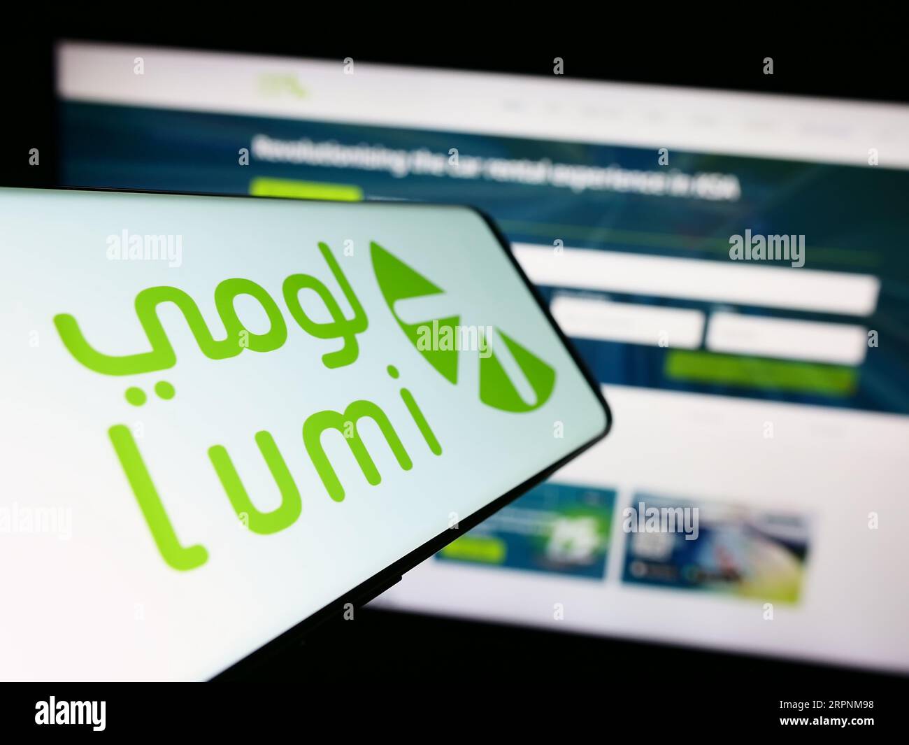 Smartphone con logo della società di noleggio auto saudita Lumi sullo schermo di fronte al sito Web aziendale. Concentrarsi sul centro del display del telefono. Foto Stock