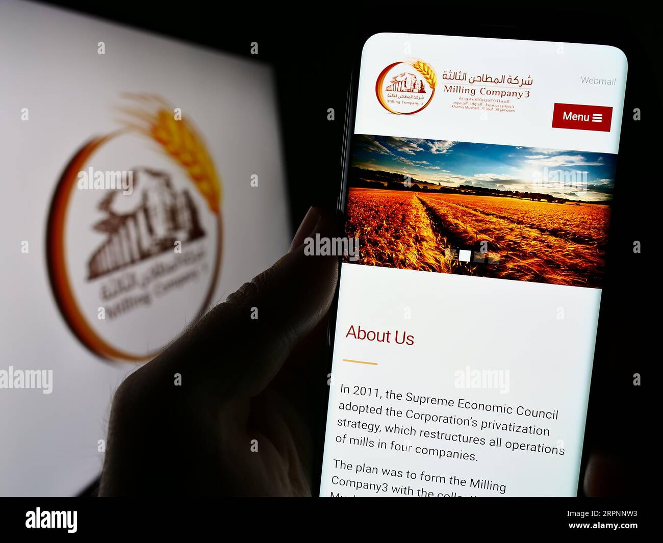 Persona che possiede uno smartphone con pagina Web dell'azienda saudita Milling Company 3 (MC3) sullo schermo con logo. Concentrarsi sul centro del display del telefono. Foto Stock