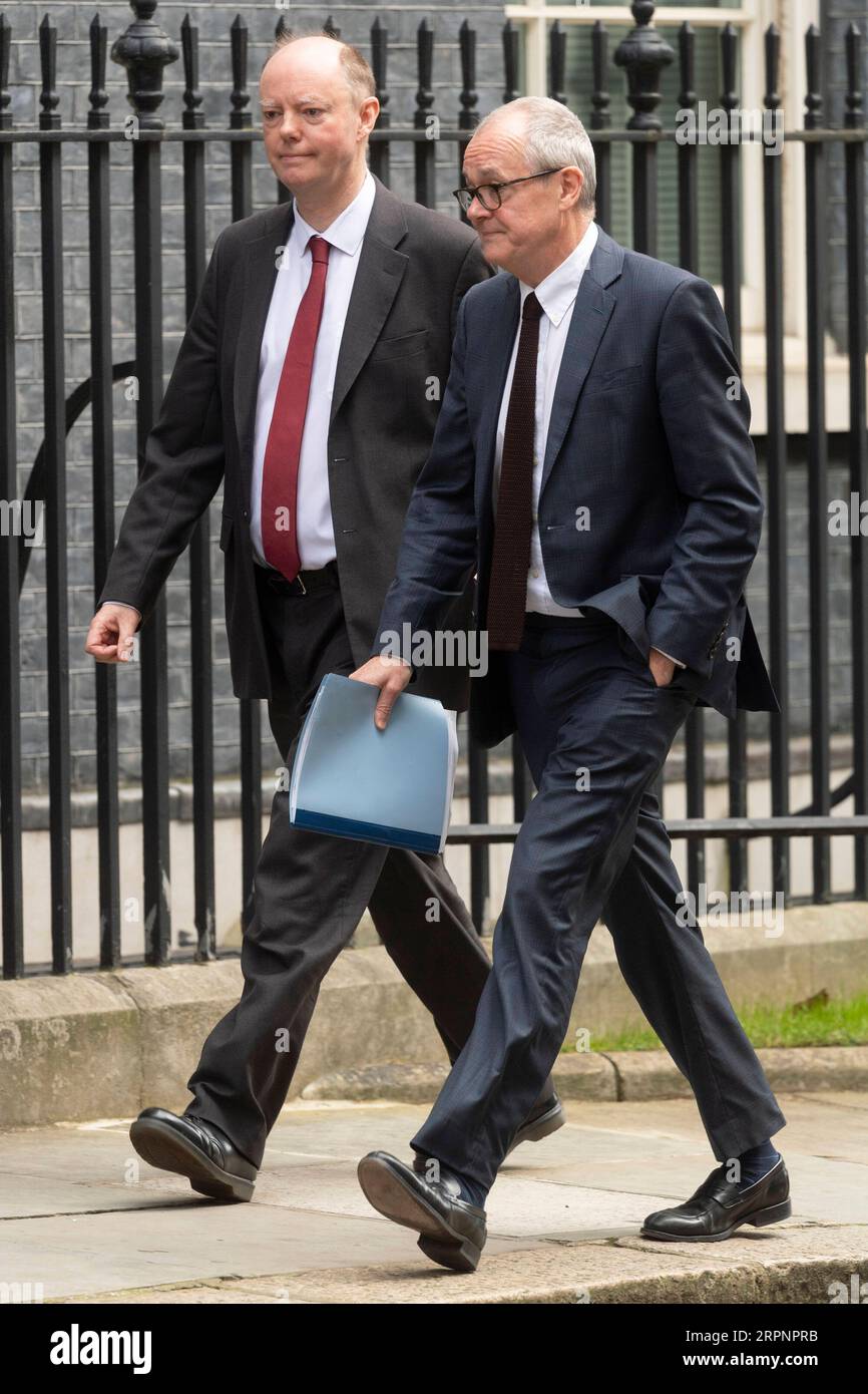 200303 -- LONDRA, 3 marzo 2020 -- Chief Medical Officer for England Chris Whitty L e il Chief Scientific Adviser del governo britannico Patrick Vallance arrivano a Downing Street per partecipare a una conferenza stampa sul piano d'azione del governo per il coronavirus a Londra, Regno Unito, 3 marzo 2020. Foto di Ray Tang/Xinhua BRITAIN-LONDON-CORONAVIRUS-PRESS CONFERENCE HanxYan PUBLICATIONxNOTxINxCHN Foto Stock