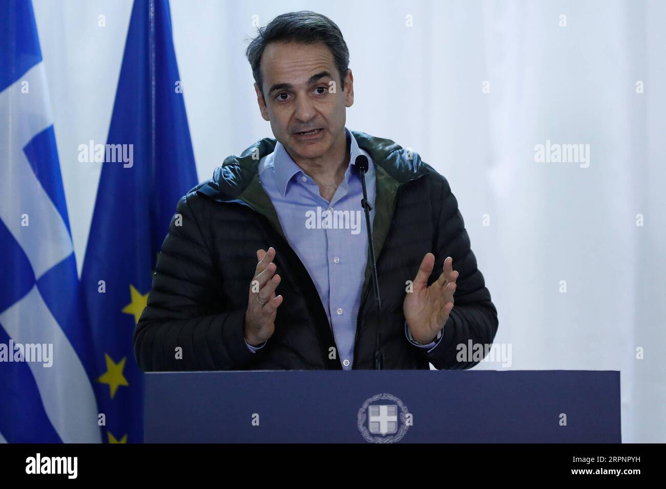 200303 -- KASTANIES GRECIA, 3 marzo 2020 -- il primo ministro greco Kyriakos Mitsotakis partecipa a una conferenza stampa nella città di Kastanies nella regione di Evros, nella Grecia nord-orientale, il 3 marzo 2020. Martedì i leader delle istituzioni dell'Unione europea hanno espresso il loro sostegno alla Grecia e la determinazione a fornire una risposta europea comune alla sfida dei rifugiati e dei migranti dopo una visita alla frontiera terrestre greco-turca. Foto di /Xinhua GREECE-KASTANIES-EU-LEADERS-UNITY-MIGRANT FLOWS DimitrisxTosidis PUBLICATIONxNOTxINxCHN Foto Stock