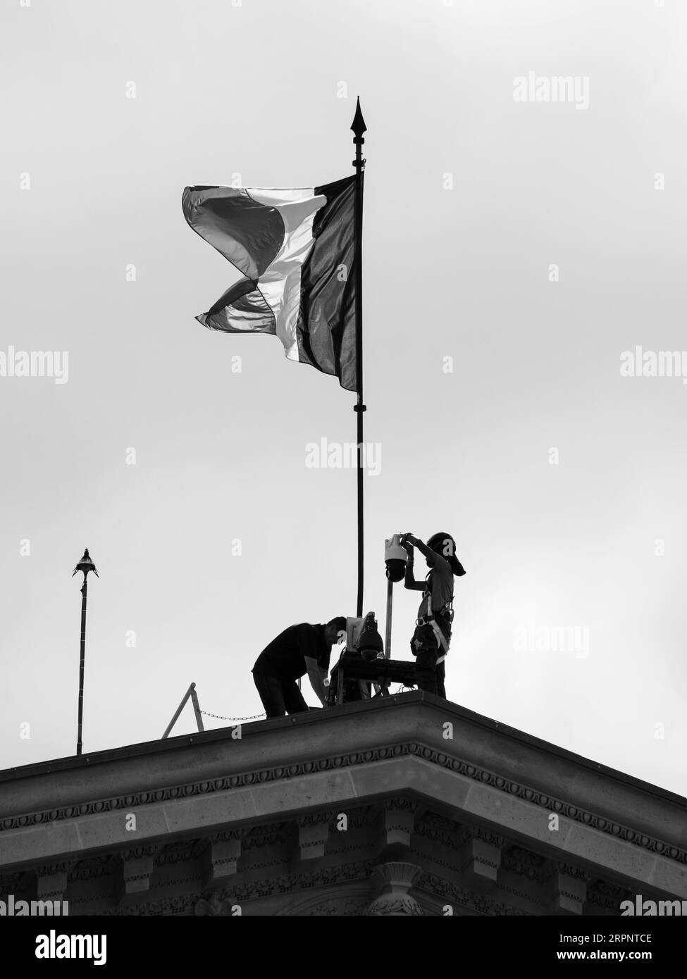 Lavoratori B&N, fissaggio telecamera di sicurezza, sotto la bandiera francese, Assemblea nazionale francese, Parigi, Francia, Europa, UE. Foto Stock