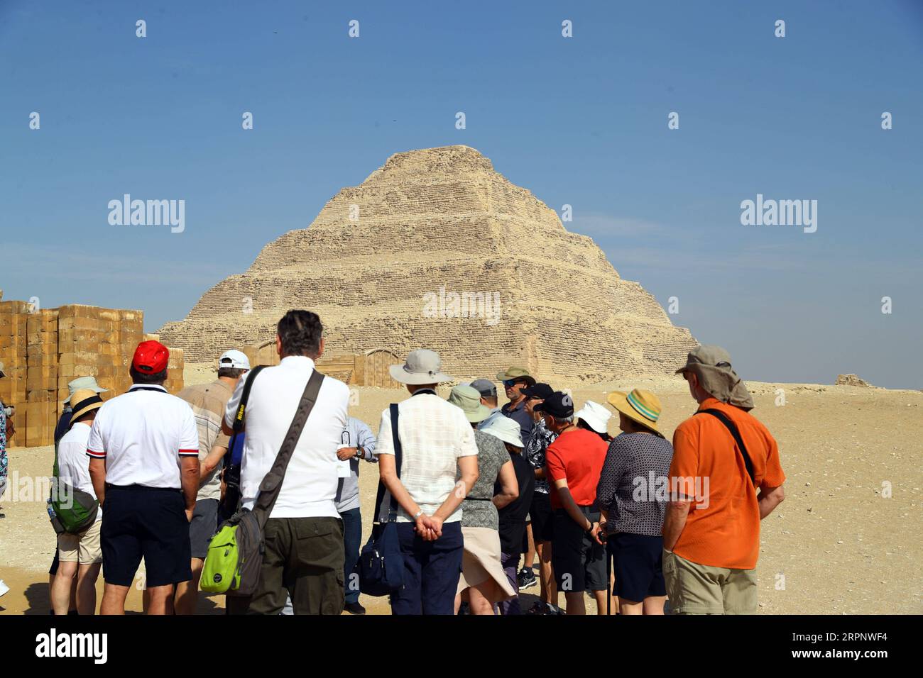 200305 -- GIZA, 5 marzo 2020 Xinhua -- la gente visita la piramide a gradoni nella necropoli di Saqqara, provincia di Giza, Egitto, 5 marzo 2020. Il primo ministro egiziano Mostafa Madbouly ha inaugurato giovedì la piramide a gradoni di Djoser nella necropoli di Saqqara vicino alla capitale il Cairo, dopo il completamento del suo restauro. Xinhua/Ahmed Gomaa EGYPT-GIZA-STEP PIRAMIDE-RIPRISTINO-COMPLETAMENTO PUBLICATIONxNOTxINxCHN Foto Stock