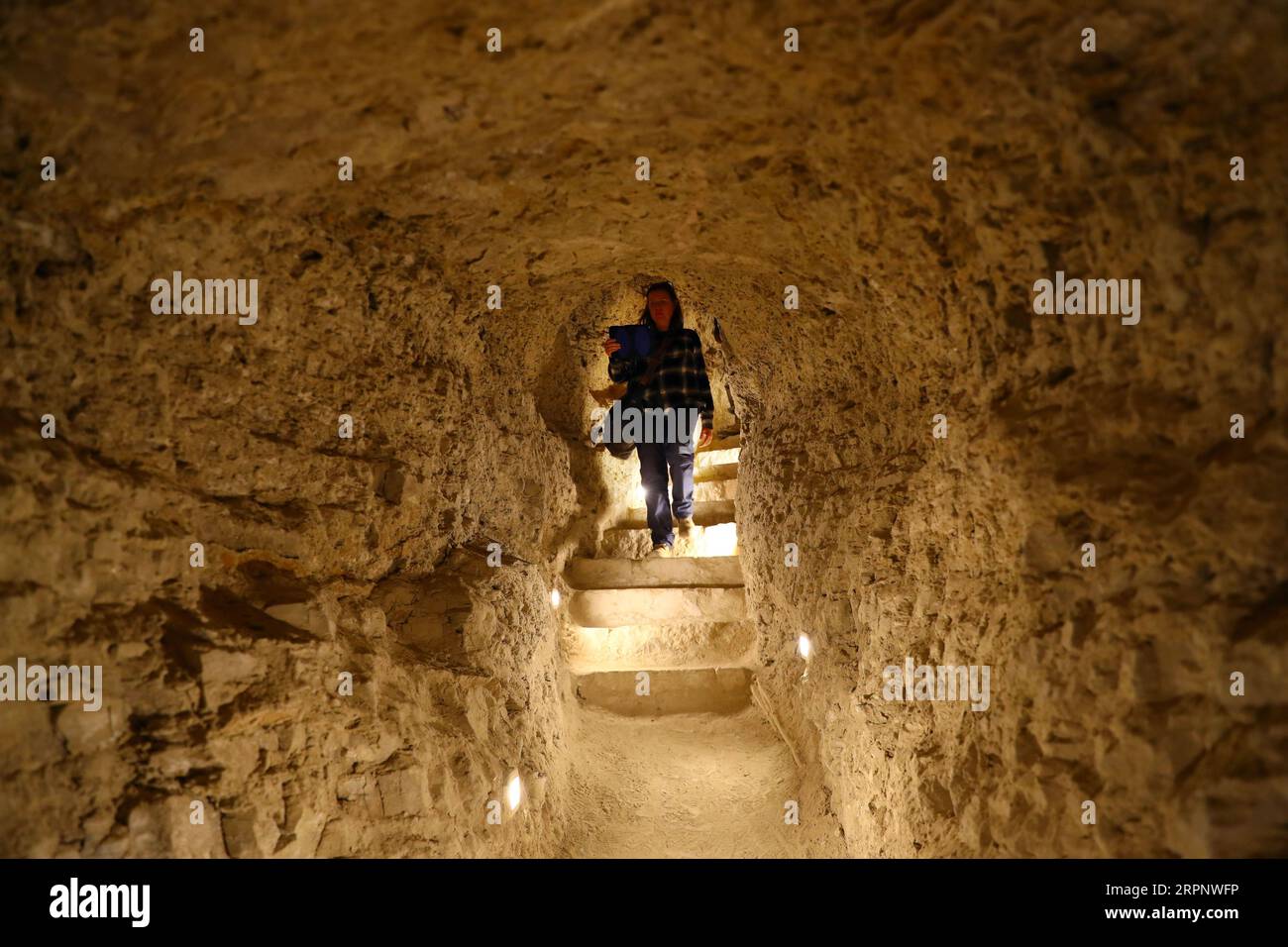 200305 -- GIZA, 5 marzo 2020 Xinhua -- Un visitatore è visto all'interno della piramide a gradoni nella necropoli di Saqqara, provincia di Giza, Egitto, 5 marzo 2020. Il primo ministro egiziano Mostafa Madbouly ha inaugurato giovedì la piramide a gradoni di Djoser nella necropoli di Saqqara vicino alla capitale il Cairo, dopo il completamento del suo restauro. Xinhua/Ahmed Gomaa EGYPT-GIZA-STEP PIRAMIDE-RIPRISTINO-COMPLETAMENTO PUBLICATIONxNOTxINxCHN Foto Stock