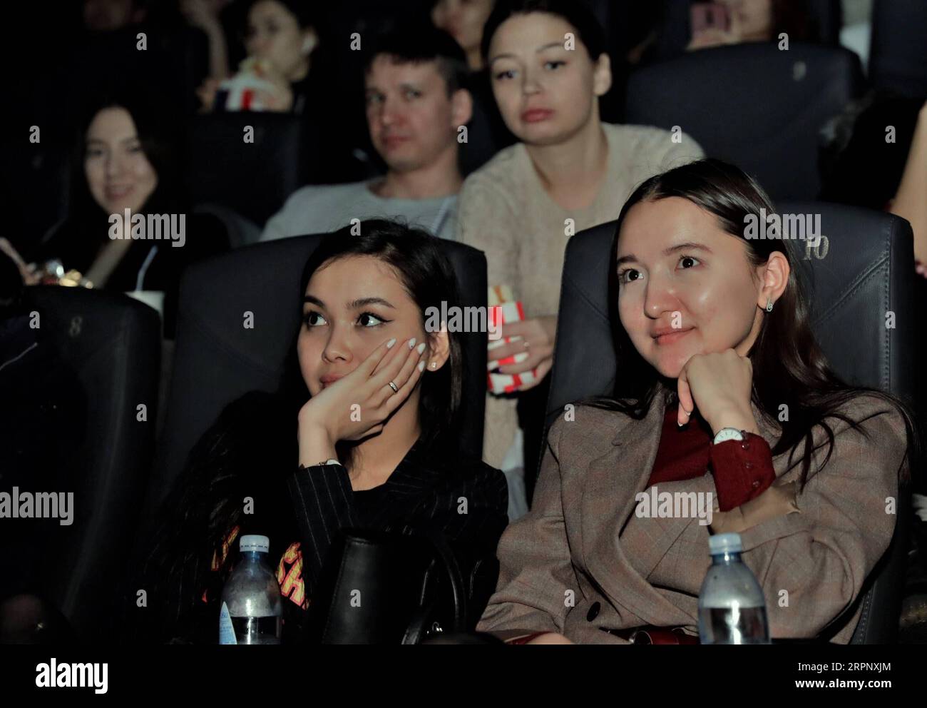 200306 -- NUR-SULTAN, 6 marzo 2020 Xinhua -- People Watch IP Man 4: The finale in un cinema locale a Nur-sultan, Kazakistan, 5 marzo 2020. Il film d'azione cinese IP Man 4: The finale Thursday ha colpito il grande schermo nelle città kazake, tra cui Nur-Sultan, Almaty e Shymkent, diventando il primo film commerciale introdotto in Asia centrale da un distributore cinese. Foto di Kalizhan Ospanov/Xinhua KAZAKISTAN-NUR-SULTAN-CHINA-FILM-MARTIAL ARTS PUBLICATIONxNOTxINxCHN Foto Stock