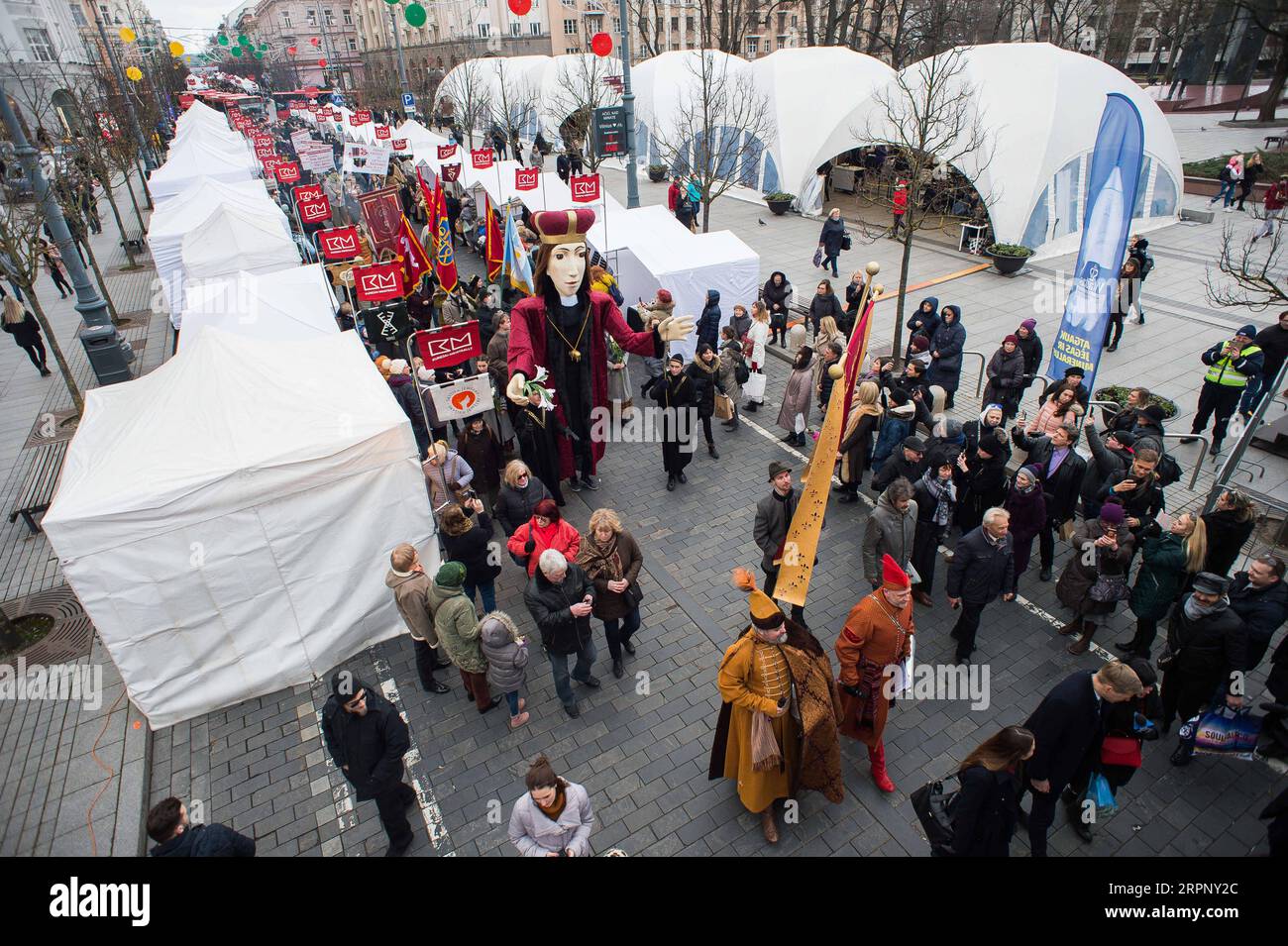 200306 -- VILNIUS, 6 marzo 2020 Xinhua -- la gente partecipa alla processione di apertura della Fiera di Kaziukas a Vilnius, Lituania, il 6 marzo 2020. La Fiera di Kaziukas, una fiera per celebrare l'inizio della primavera e una delle più grandi fiere di opere fatte a mano in Lituania, si tiene dal 6 all'8 marzo di quest'anno. Foto di Alfredas Pliadis/Xinhua LITUANIA-VILNIUS-KAZIUKAS FAIR PUBLICATIONxNOTxINxCHN Foto Stock