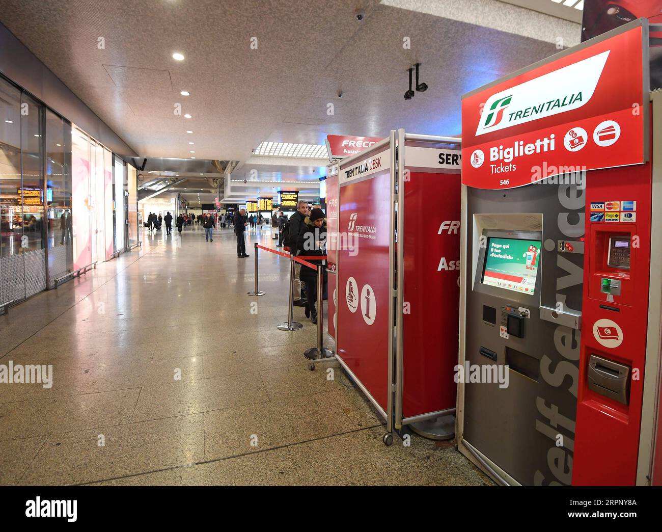 200306 -- ROMA, 6 marzo 2020 Xinhua -- la gente acquista i biglietti alla stazione ferroviaria di Roma termini a Roma, Italia, il 6 marzo 2020. Un totale di 3.916 persone sono risultate positive al coronavirus in Italia da quando l'epidemia è scoppiata qui 15 giorni fa, ha detto venerdì il Dipartimento di protezione civile. Foto di Alberto Lingria/Xinhua ITALIA-ROMA-COVID-19 PUBLICATIONxNOTxINxCHN Foto Stock