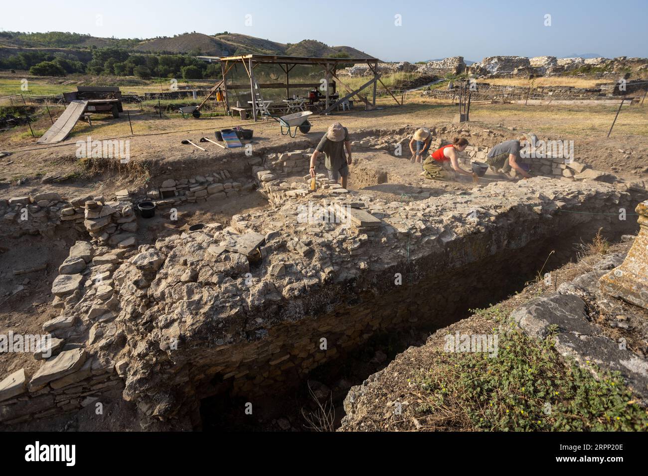 Gradsko, Stobi, Macedonia del Nord - 20 luglio 2023: Gli archeologi scavano nel sito archeologico di Stobi. Foto Stock