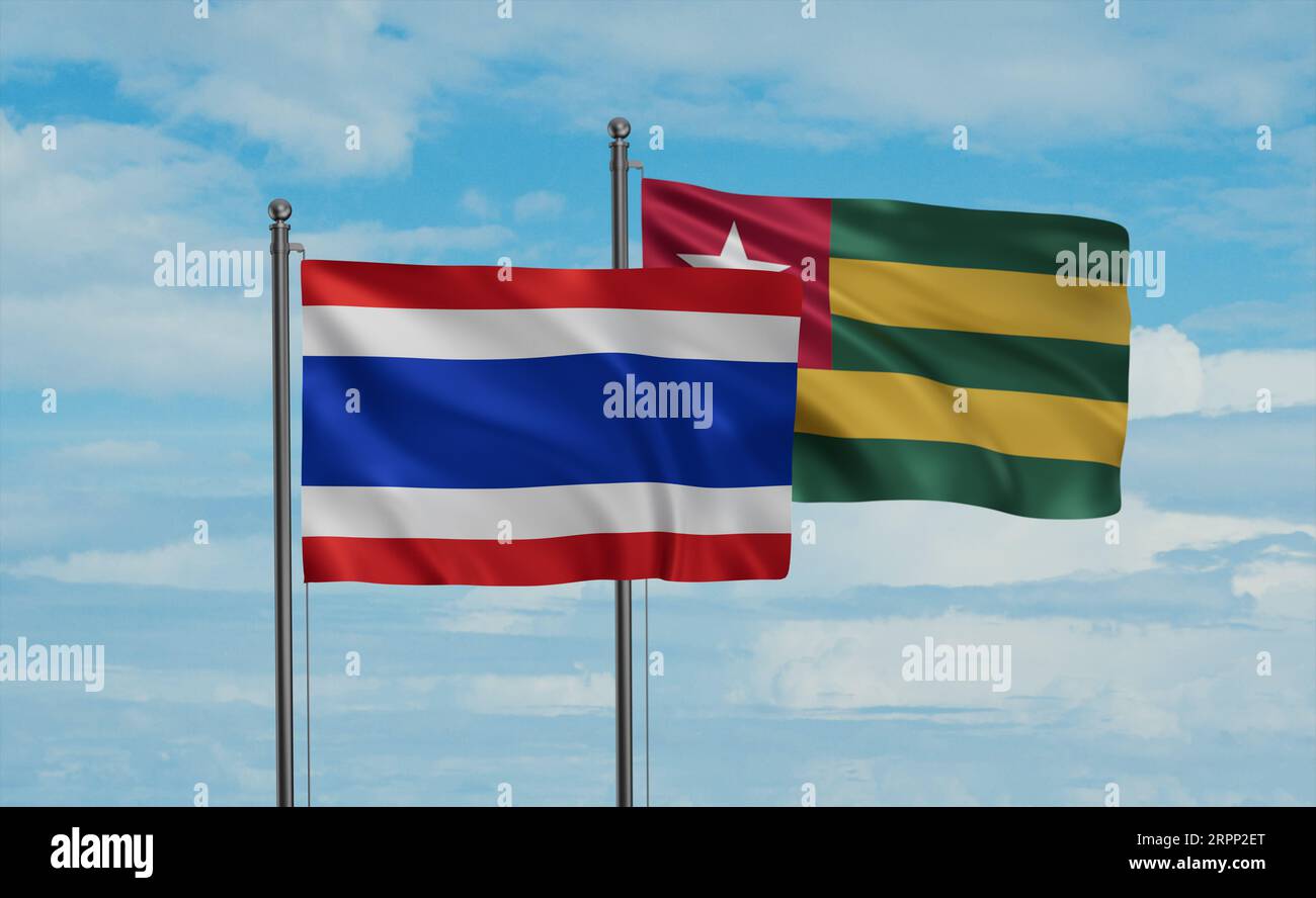 Togo, Repubblica del Togo e Thailandia bandiera che sventolano insieme nel vento sul cielo blu, concetto di cooperazione tra due paesi Foto Stock