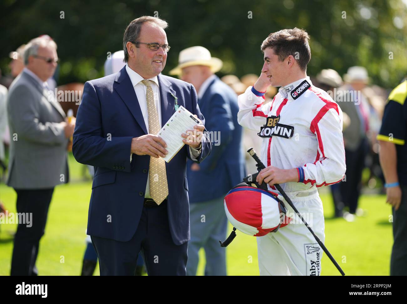 Allenatore del Mount Olympus, Alan King parla con il fantino Rossa Ryan in vista della gara di handicap "Keep Your Raceday positive" all'ippodromo di Goodwood, Chichester. Data immagine: Martedì 5 settembre 2023. Foto Stock