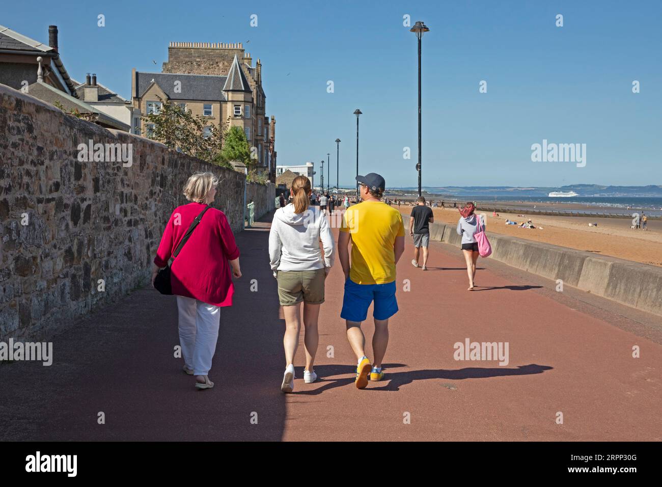 Portobello, Edimburgo, Scozia, Regno Unito. 5 settembre 2023. Anche se il sole era fuori, c'era un bordo freddo al vento intorno all'ora di pranzo, forse il motivo per cui c'era meno gente sulla spiaggia sabbiosa. Temperatura intorno a 20 gradi centigradi, vento 21 km/h con potenziali raffiche di vento di 39 km/h. Credito: Scottishcreative/alamy live news. Foto Stock