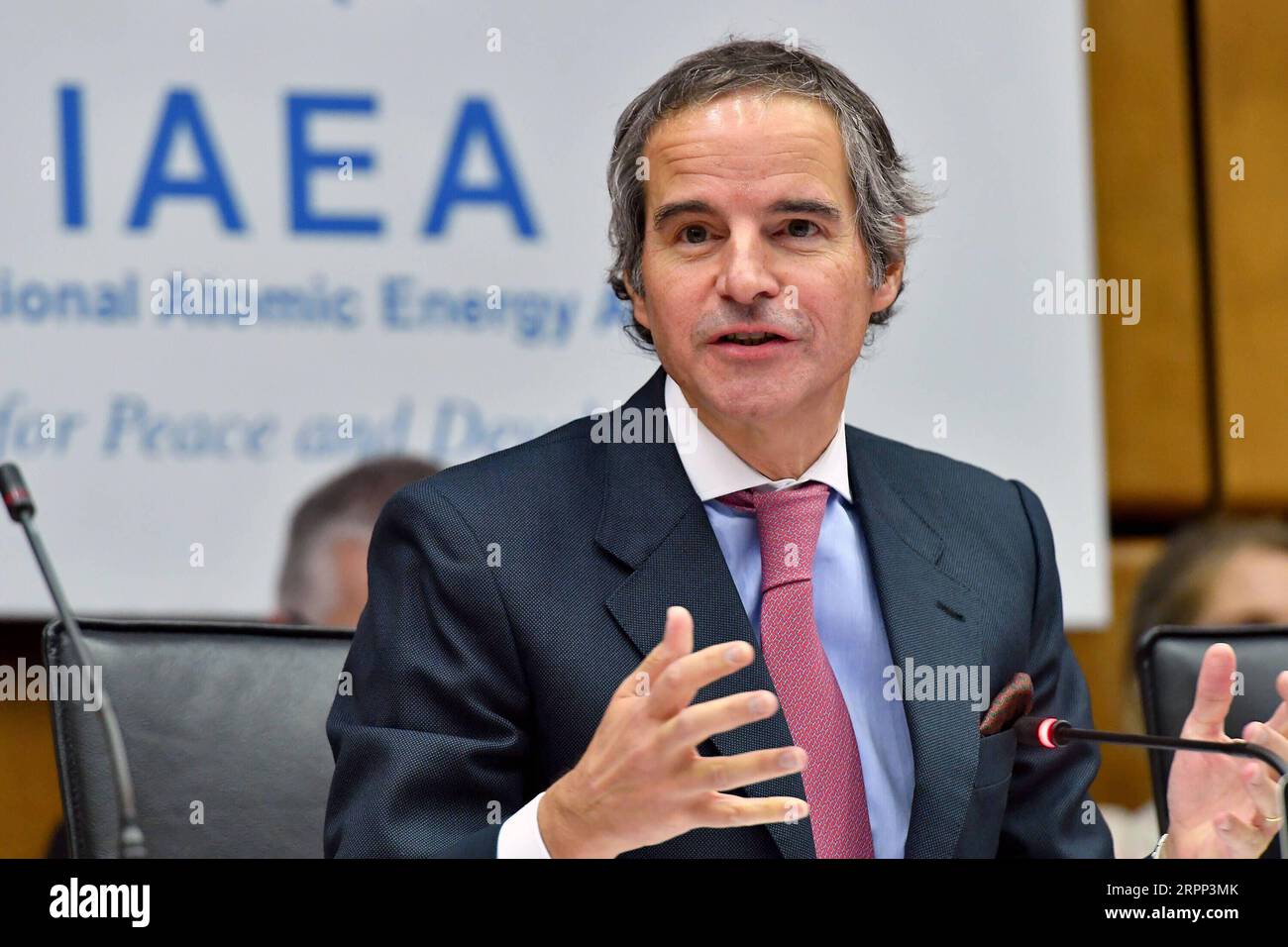 200310 -- VIENNA, 10 marzo 2020 -- Rafael Mariano grossi, direttore generale dell'Agenzia internazionale per l'energia atomica AIEA, parla al Consiglio di amministrazione riunito a Vienna, in Austria, 9 marzo 2020. Il capo dell'AIEA dell'Agenzia internazionale per l'energia atomica ha invitato l'Iran a cooperare immediatamente e pienamente con l'Agenzia in una riunione del Consiglio di amministrazione tenutasi qui lunedì. Rafael Mariano grossi, direttore generale dell'AIEA, ha dichiarato alla riunione che l'agenzia ha individuato una serie di questioni relative a possibili materie nucleari non dichiarate e attività connesse al nucleare in tre sedi t Foto Stock