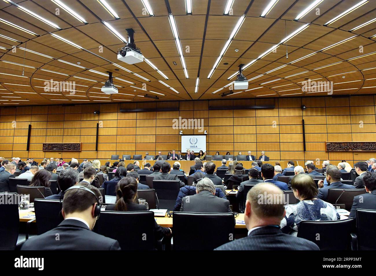 200310 -- VIENNA, 10 marzo 2020 -- foto scattata il 9 marzo 2020 mostra la riunione del Consiglio di amministrazione dell'Agenzia internazionale per l'energia atomica AIEA a Vienna, Austria. Il capo dell'AIEA dell'Agenzia internazionale per l'energia atomica ha invitato l'Iran a cooperare immediatamente e pienamente con l'Agenzia in una riunione del Consiglio di amministrazione tenutasi qui lunedì. Rafael Mariano grossi, direttore generale dell'AIEA, ha dichiarato alla riunione che l'Agenzia ha individuato una serie di questioni relative a possibili materie nucleari non dichiarate e attività connesse al nucleare in tre località che non sono state dichiarate da me Foto Stock