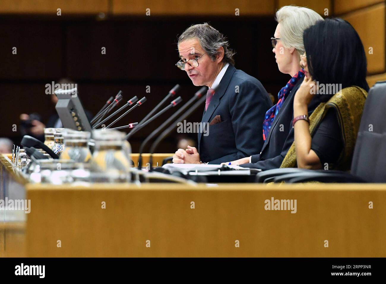 200310 -- VIENNA, 10 marzo 2020 -- Rafael Mariano grossi, direttore generale dell'Agenzia internazionale per l'energia atomica AIEA, parla al Consiglio di amministrazione riunito a Vienna, in Austria, 9 marzo 2020. Il capo dell'AIEA dell'Agenzia internazionale per l'energia atomica ha invitato l'Iran a cooperare immediatamente e pienamente con l'Agenzia in una riunione del Consiglio di amministrazione tenutasi qui lunedì. Rafael Mariano grossi, direttore generale dell'AIEA, ha dichiarato alla riunione che l'agenzia ha individuato una serie di questioni relative a possibili materie nucleari non dichiarate e attività connesse al nucleare in tre sedi t Foto Stock