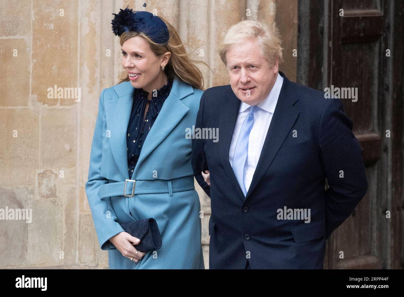 200310 -- LONDRA, 10 marzo 2020 -- il primo ministro britannico Boris Johnson R e il suo partner Carrie Symonds lasciano l'Abbazia di Westminster dopo aver partecipato all'annuale Commonwealth Service nel Commonwealth Day a Londra, in Gran Bretagna, 9 marzo 2020. Foto di Ray Tang/Xinhua BRITAIN-LONDON-COMMONWEALTH SERVICE- WESTMINSTER ABBEY HanxYan PUBLICATIONxNOTxINxCHN Foto Stock