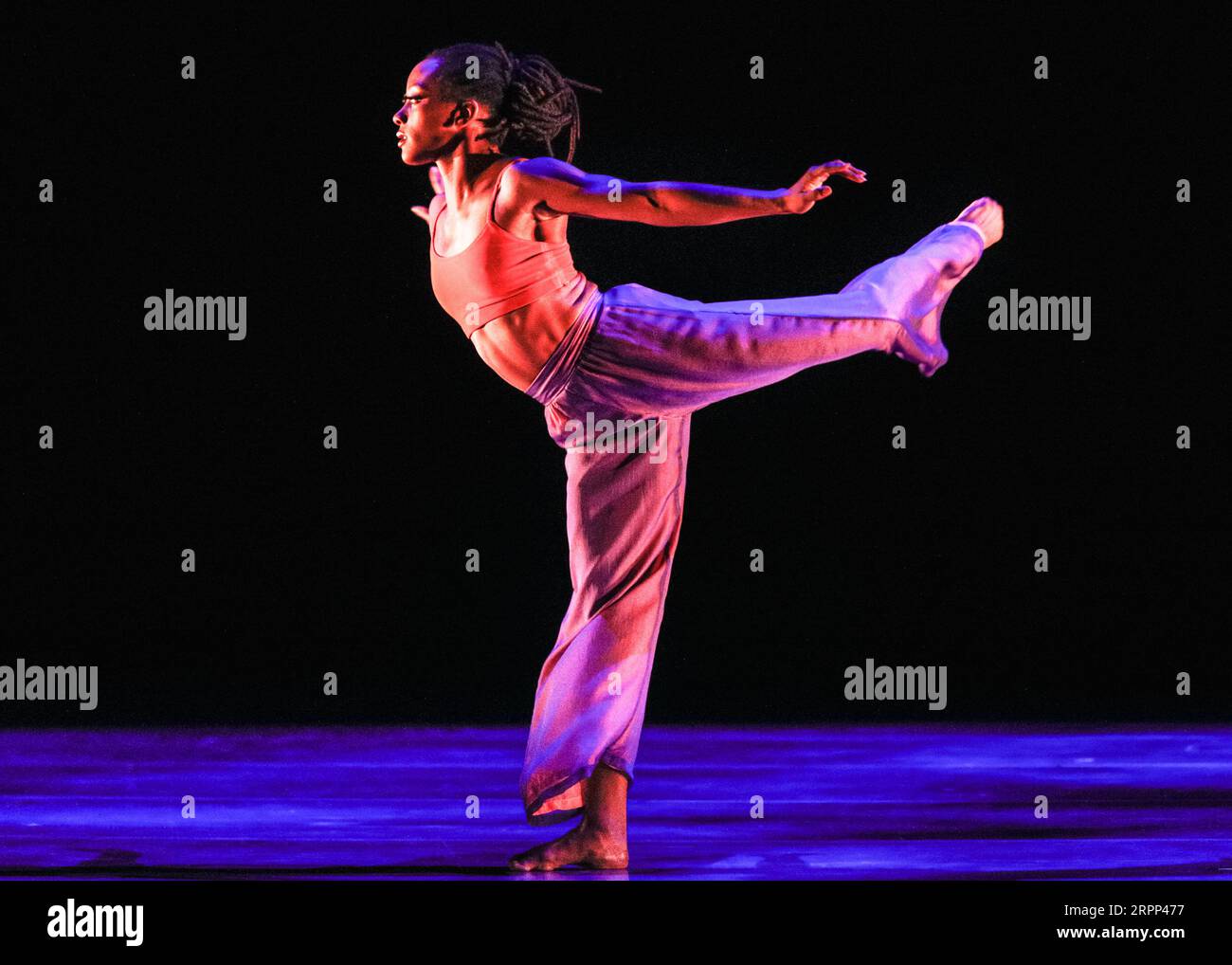 Londra, Regno Unito. 5 settembre 2023. Jacquelin Harris esegue un estratto di due minuti del pezzo. Alvin Ailey American Dance Theater presenta il loro "Mixed Bill" al Sadler's Well's Theatre di Londra. La compagnia di danza popolare porta il suo mix unico di movimento contemporaneo e classico sul palco di Londra, con spettacoli che si svolgono dal 5 al 16 settembre 2023. Crediti: Imageplotter/Alamy Live News Foto Stock