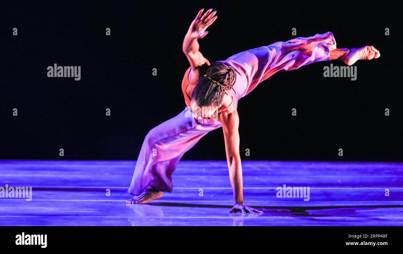 Londra, Regno Unito. 5 settembre 2023. Jacquelin Harris esegue un estratto di due minuti del pezzo. Alvin Ailey American Dance Theater presenta il loro "Mixed Bill" al Sadler's Well's Theatre di Londra. La compagnia di danza popolare porta il suo mix unico di movimento contemporaneo e classico sul palco di Londra, con spettacoli che si svolgono dal 5 al 16 settembre 2023. Crediti: Imageplotter/Alamy Live News Foto Stock