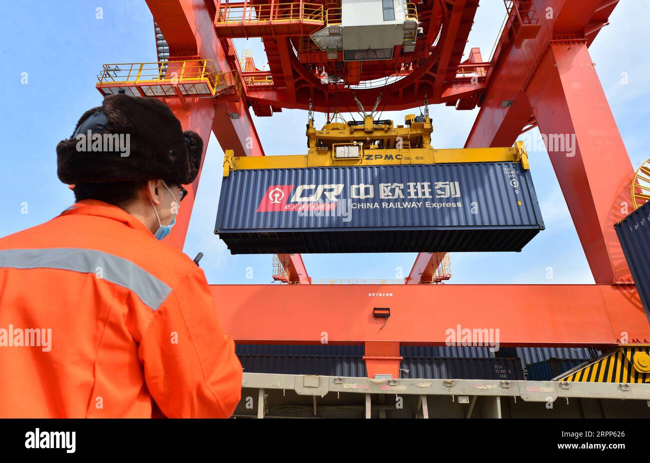 200311 -- XI AN, 11 marzo 2020 -- Un operaio dirige l'operazione di sollevamento dei container in una stazione logistica nella stazione ferroviaria di Xinzhu a Xi An, provincia dello Shaanxi della Cina nord-occidentale, 11 marzo 2020. Un treno merci Cina-Europa pieno di 50 carrozze di vestiti, componenti elettronici ed elettrodomestici ha lasciato la stazione ferroviaria di Xinzhu a Xi An City per Mannheim in Germania mercoledì. Foto di /Xinhua CHINA-SHAANXI-XI AN-FREIGHT TRAIN-OPERATION CN TangxZhenjiang PUBLICATIONxNOTxINxCHN Foto Stock